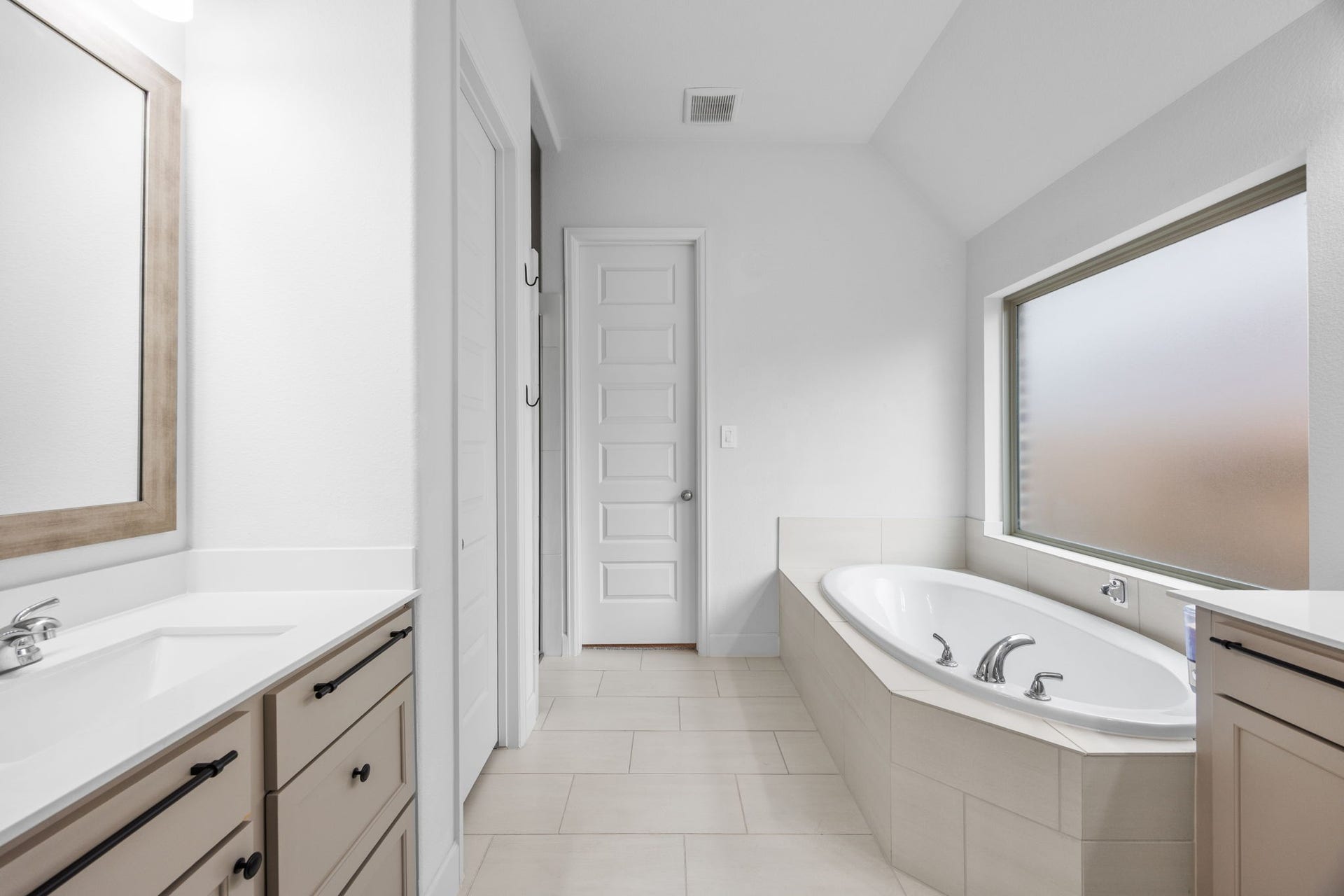 726 Fall Rock Branch Drive, Conroe, TX 77304 Beautifully designed bathroom featuring a soaking tub, spacious vanity, and elegant neutral finishes.