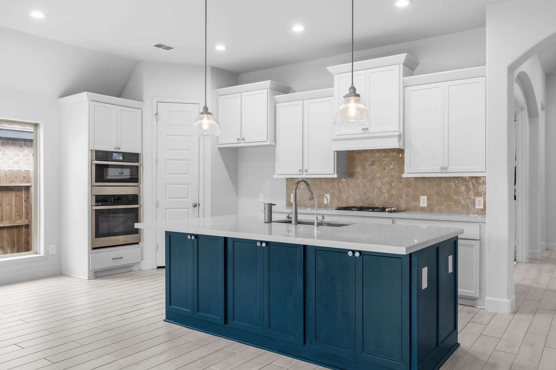 726 Fall Rock Branch Drive, Conroe, TX 77304 Beautifully appointed kitchen with elegant finishes, built-in appliances, and ample storage.