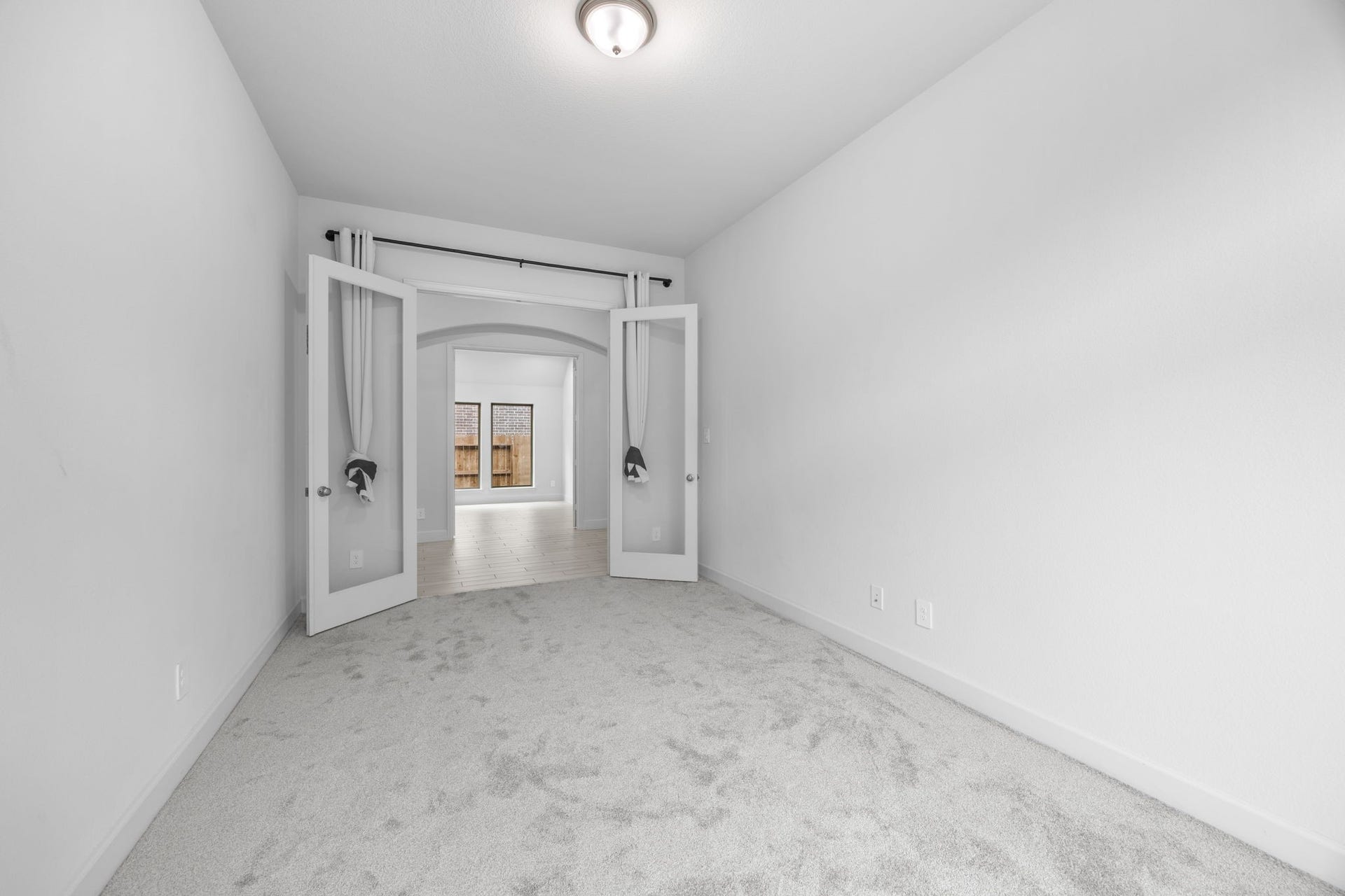 726 Fall Rock Branch Drive, Conroe, TX 77304 Generously sized bedroom with neutral finishes, soft carpeting, and an abundance of natural light.