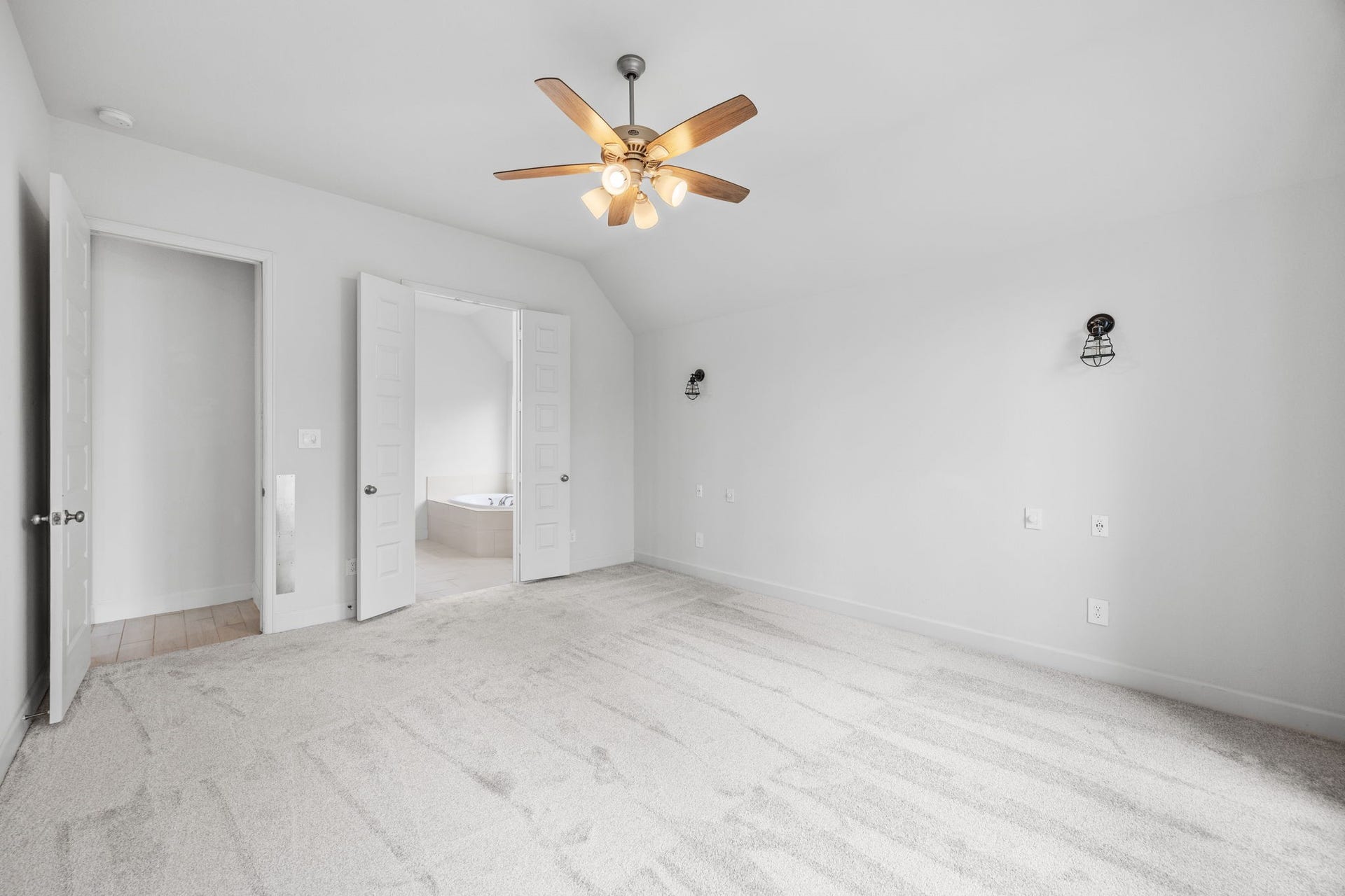 726 Fall Rock Branch Drive, Conroe, TX 77304 Light and airy bedroom with neutral finishes and flexible space for your furnishings.
