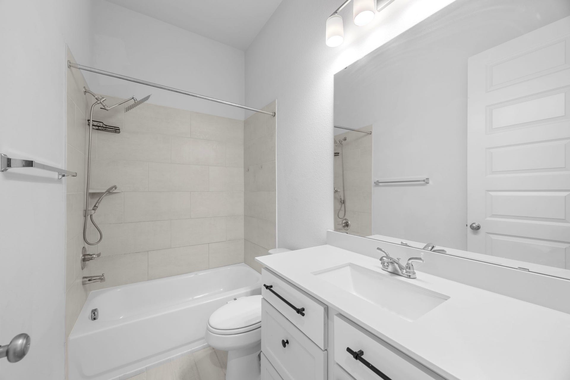726 Fall Rock Branch Drive, Conroe, TX 77304 Another secondary bathroom.