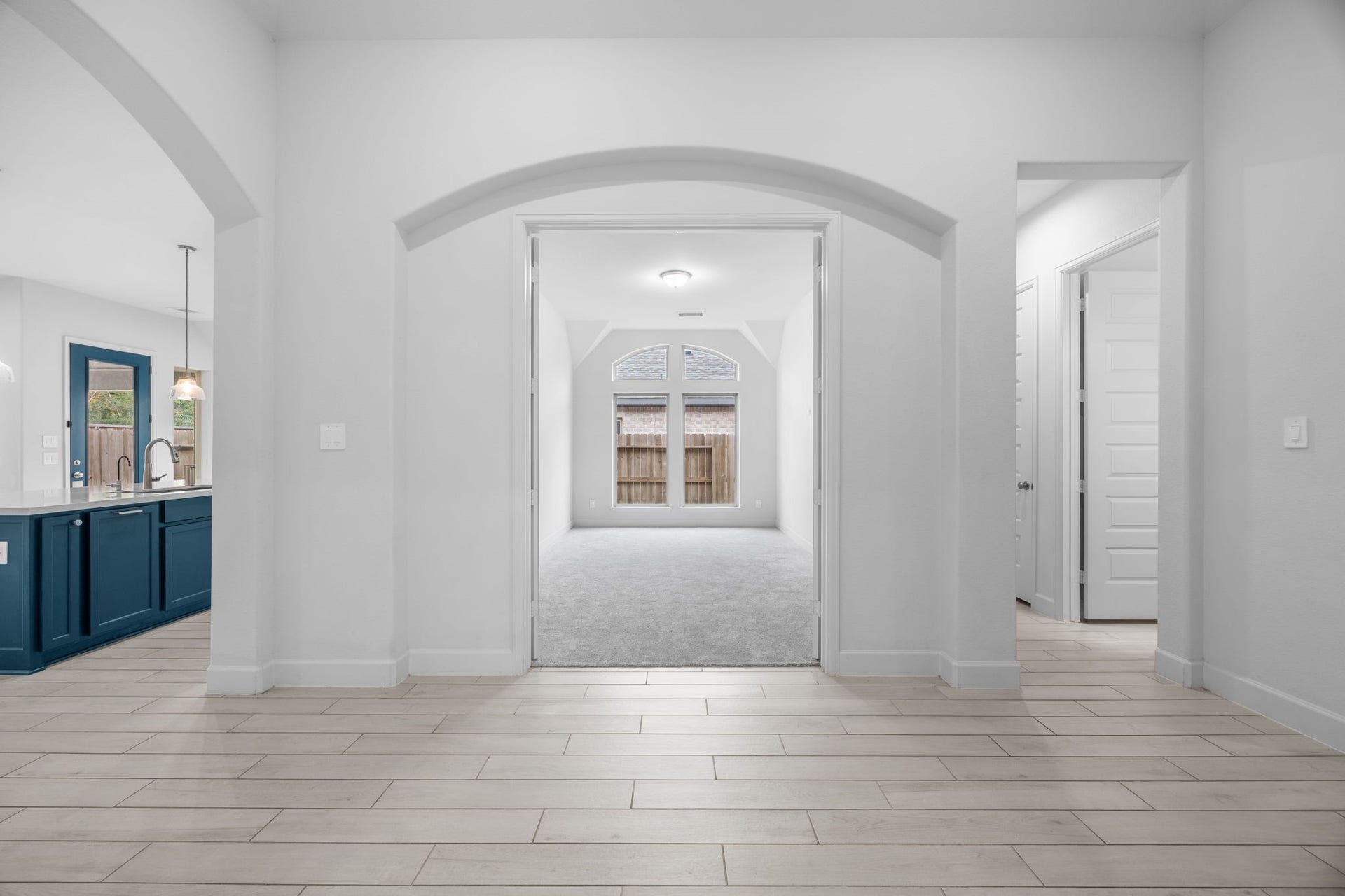726 Fall Rock Branch Drive, Conroe, TX 77304 Elegant architectural archways define the home's open and thoughtfully designed layout.