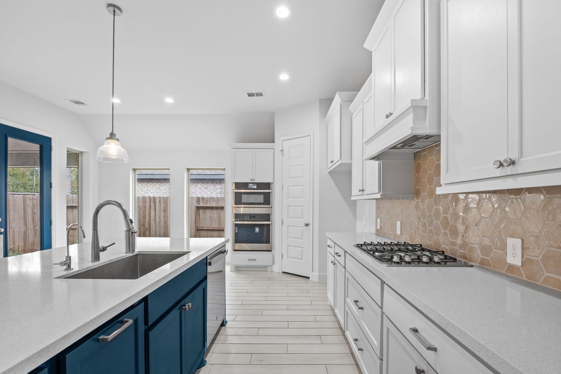 726 Fall Rock Branch Drive, Conroe, TX 77304 Thoughtfully designed kitchen featuring beautiful countertops, pendant lighting, and custom-style cabinetry.