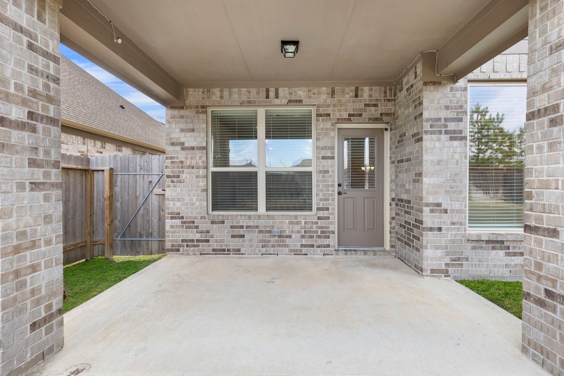 2819 Bradbury Hills Drive, Spring, TX 77373 This charming covered patio offers a perfect retreat for relaxation and outdoor entertainment, seamlessly blending comfort and style.