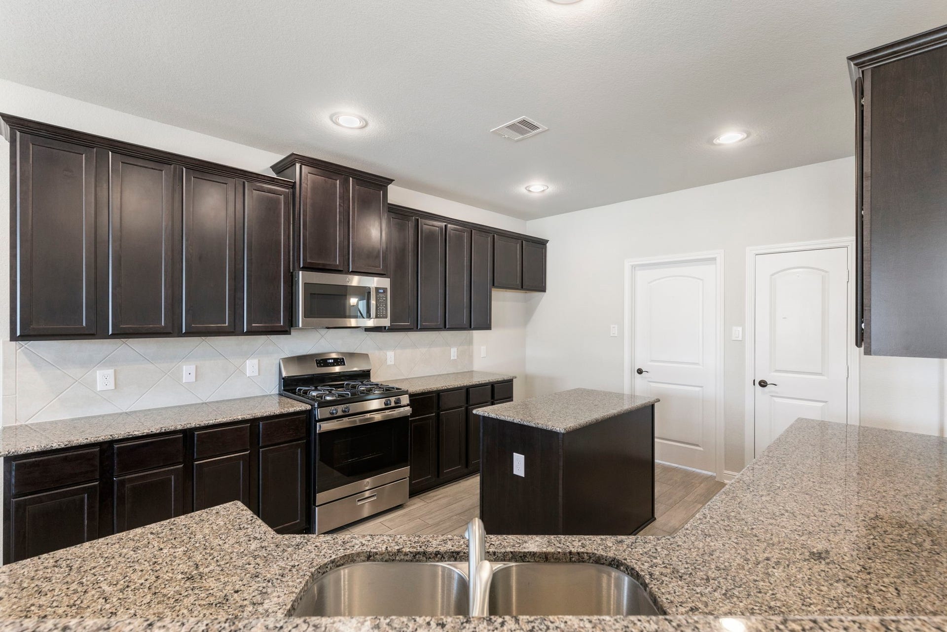 2819 Bradbury Hills Drive, Spring, TX 77373 Discover the heart of this home in a sleek kitchen with rich cabinetry, modern appliances, and granite countertops, perfect for culinary adventures and gatherings.