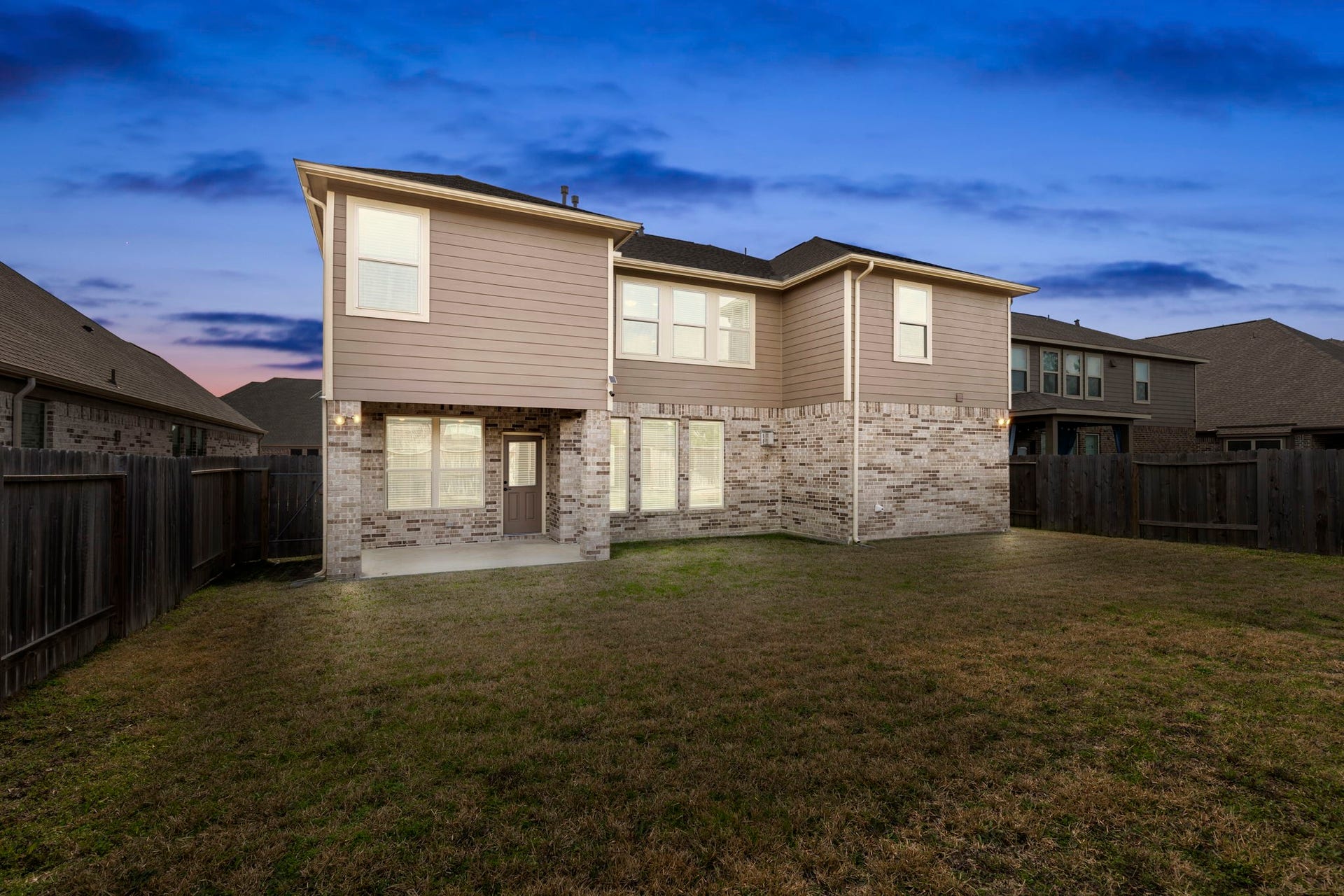2819 Bradbury Hills Drive, Spring, TX 77373 Experience serene twilight views from this spacious backyard, perfect for relaxation and entertaining.
