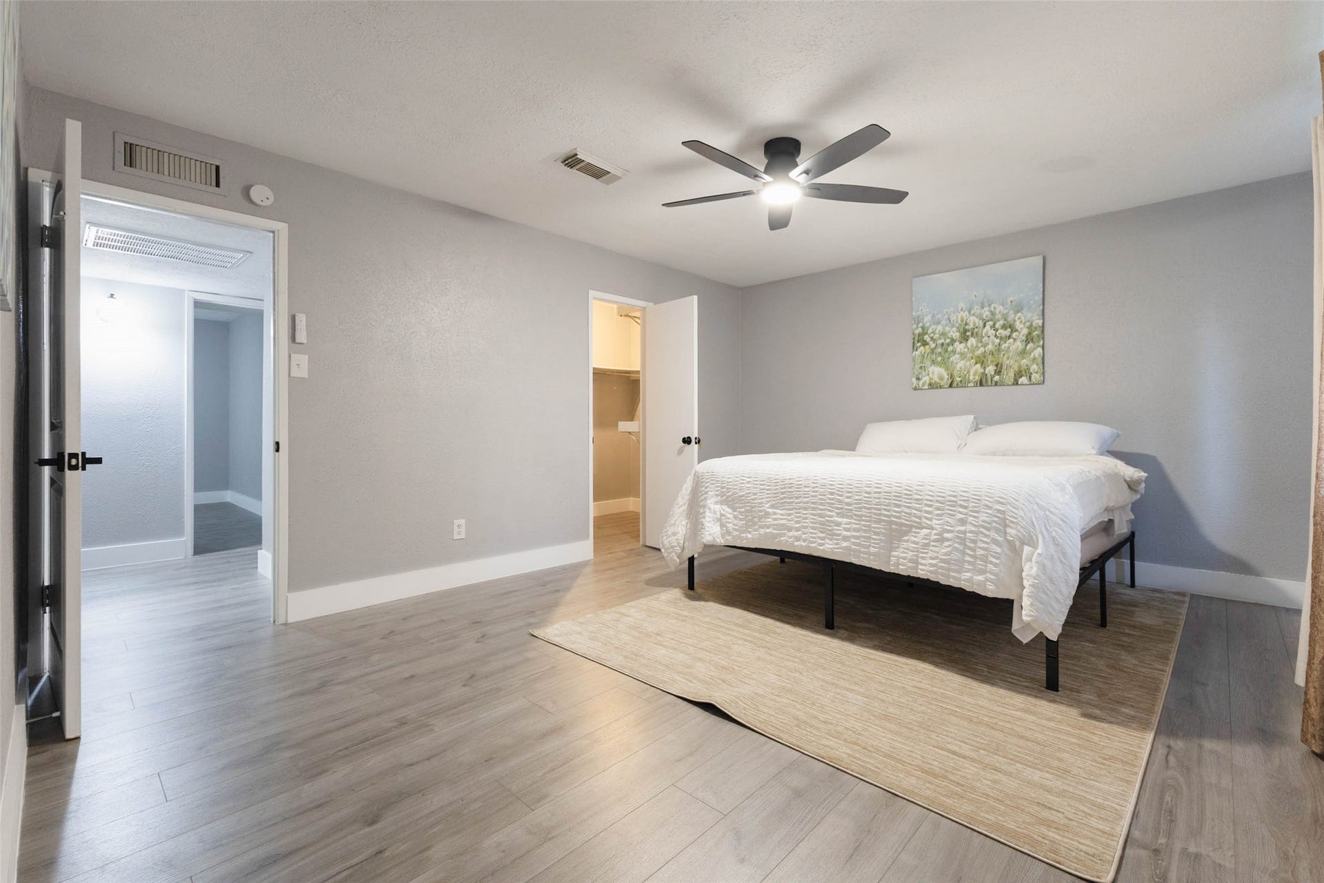 17302 S Yorkglen Drive, Houston, TX 77084 Spacious primary bedroom with a walk-in closet and ceiling fan for year-round comfort.