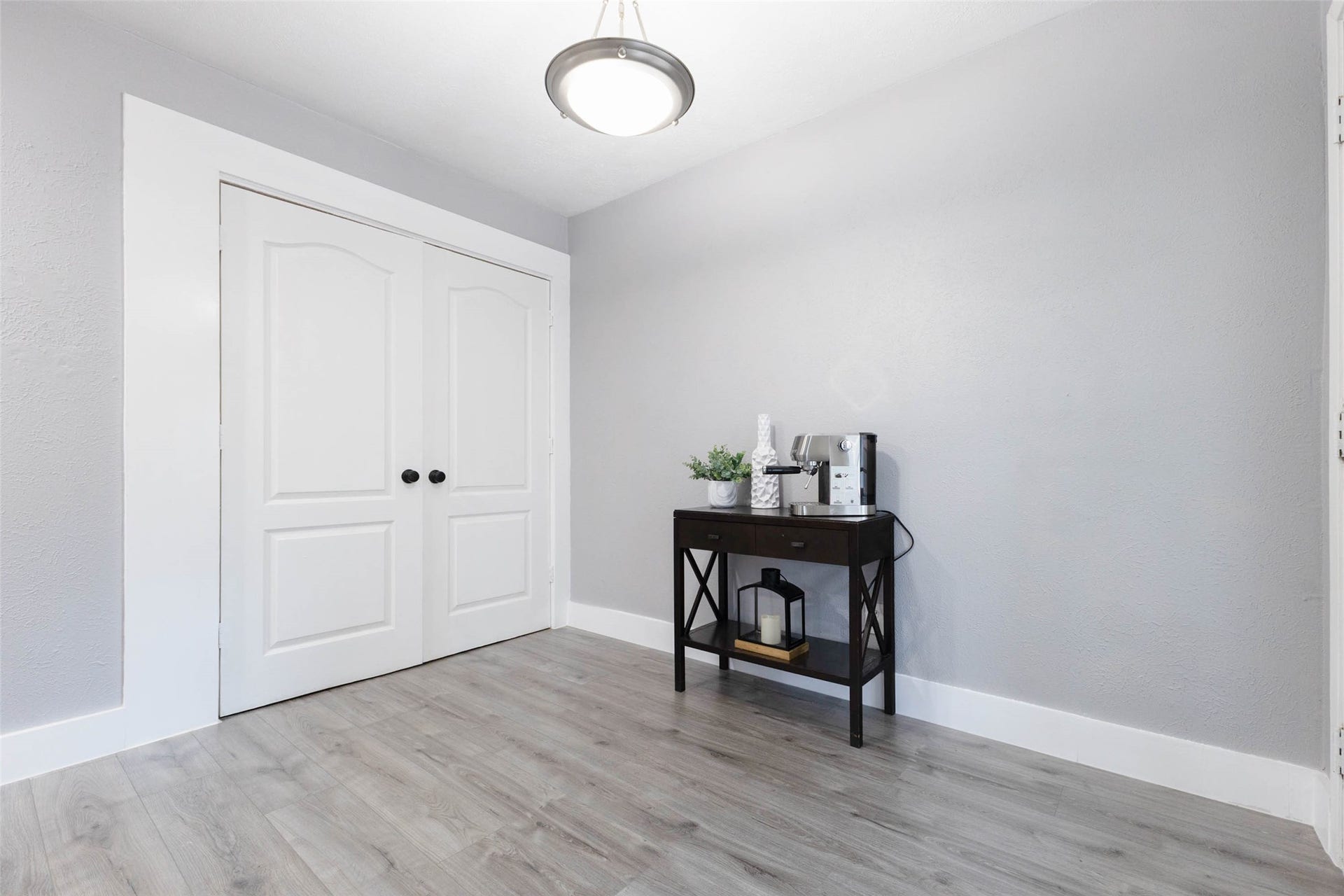 17302 S Yorkglen Drive, Houston, TX 77084 Versatile flex space ideal as a coffee bar or table