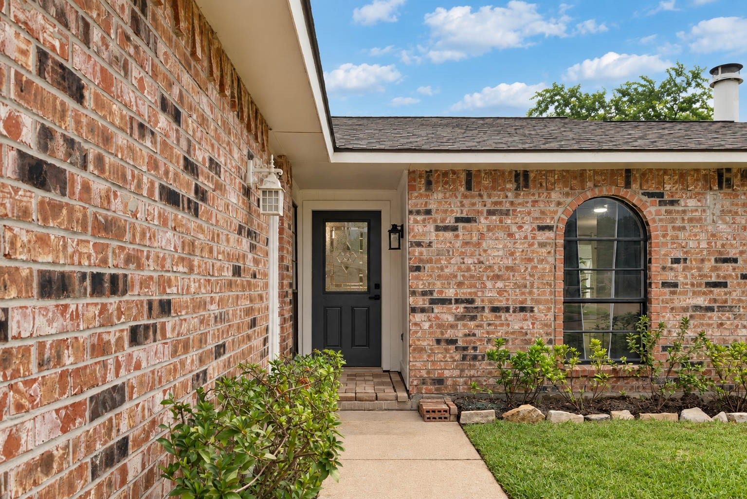 17302 S Yorkglen Drive, Houston, TX 77084 Updated flower beds. Power washed walkway.