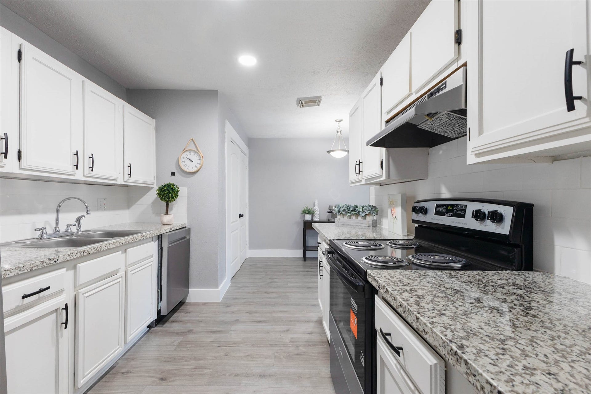17302 S Yorkglen Drive, Houston, TX 77084 Stainless steel appliances and granite countertops make this kitchen truly move-in ready.