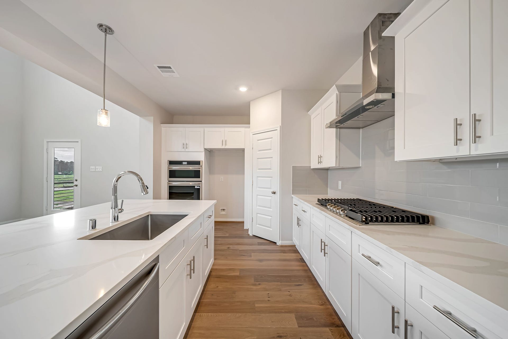 20633 Dynamic Court, Humble, TX 77338 Love the undermount stainless steel farm sink and gas cooktop.