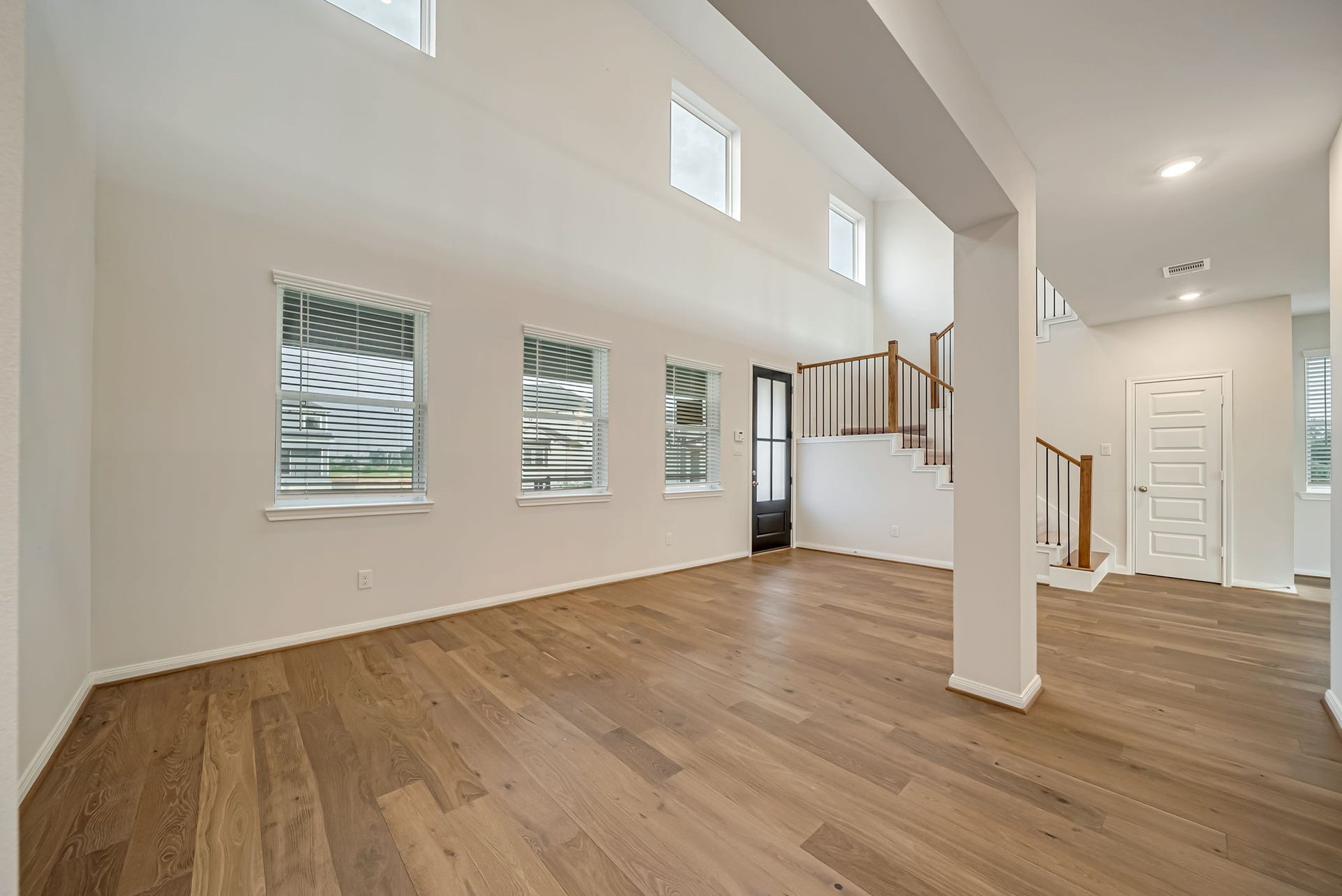 20633 Dynamic Court, Humble, TX 77338 Spacious entry way with formal living room/flex space. The door by the stairway is the half bath.