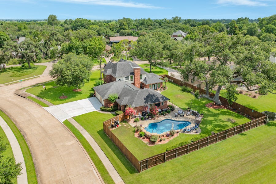 Property photo for 52 Chesswood Court, Lake Jackson, TX