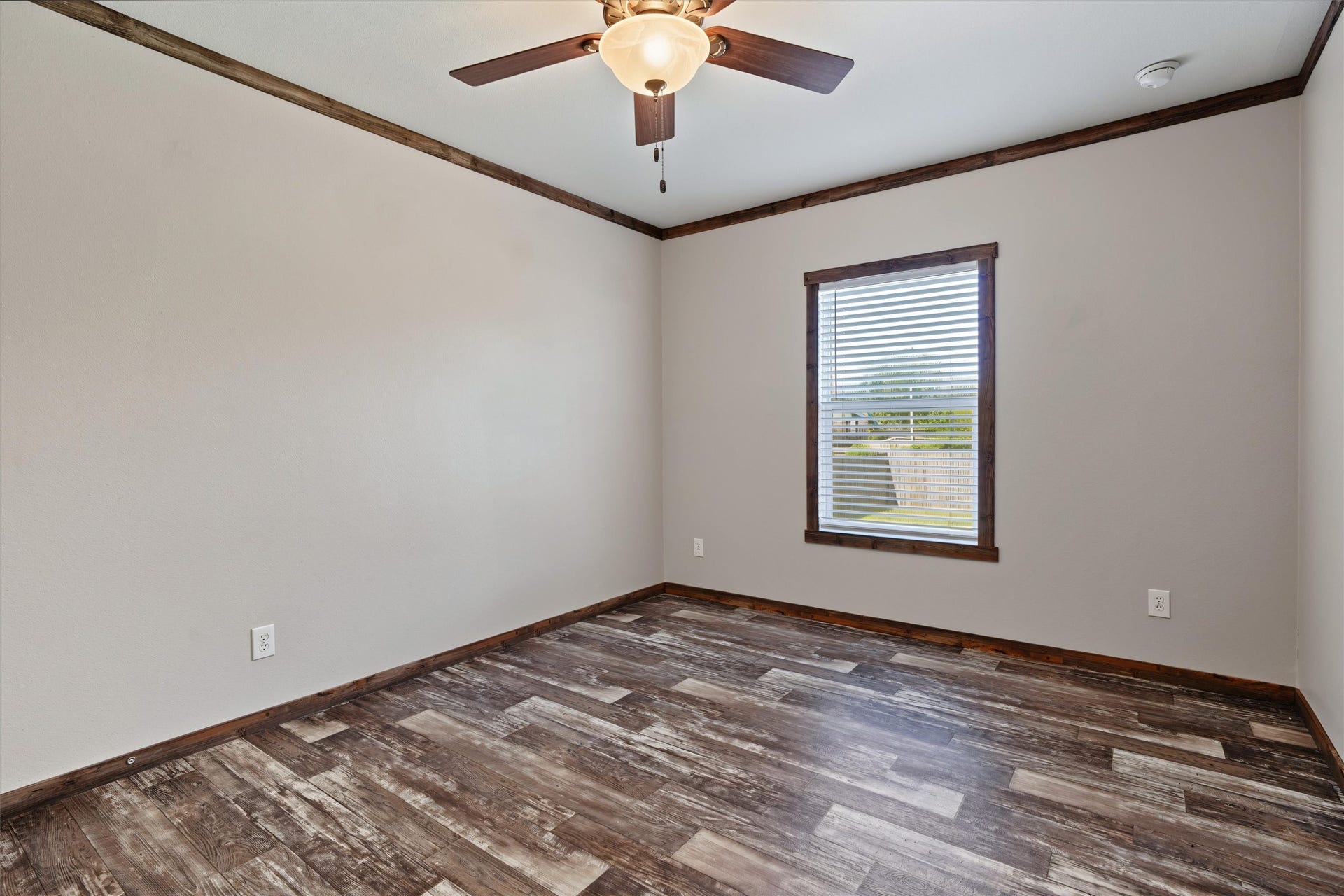 546 5th Street, Dickinson, TX 77539 Spacious Bedroom with Walk-In Closet A generously sized bedroom offering plenty of room for comfortable furnishings, natural light, and the convenience of a large walk-in closet for exceptional storage.
