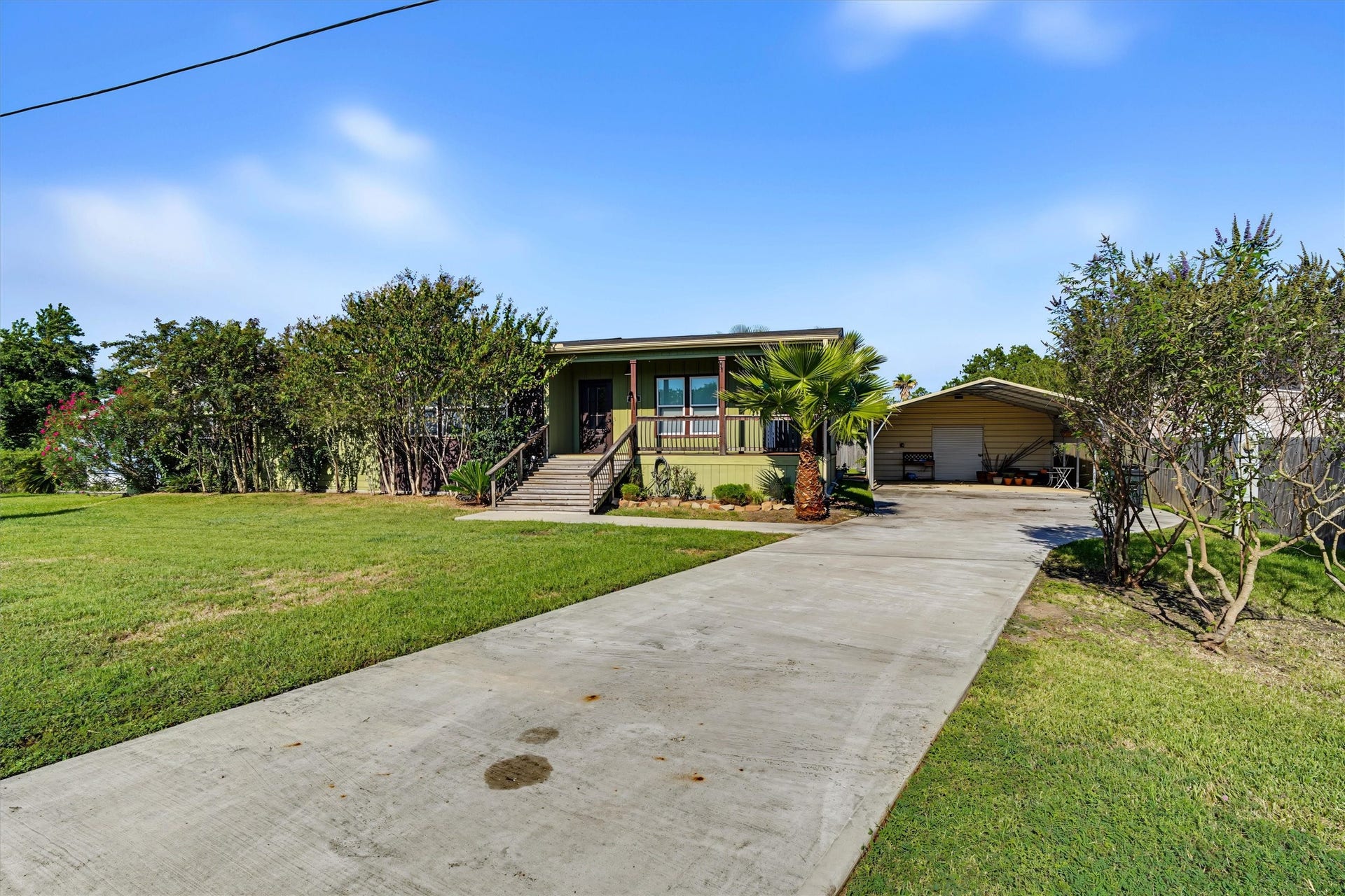 546 5th Street, Dickinson, TX 77539 The long driveway provides parking for a lot of vehicles. The front porch is a nice place to sit and relax