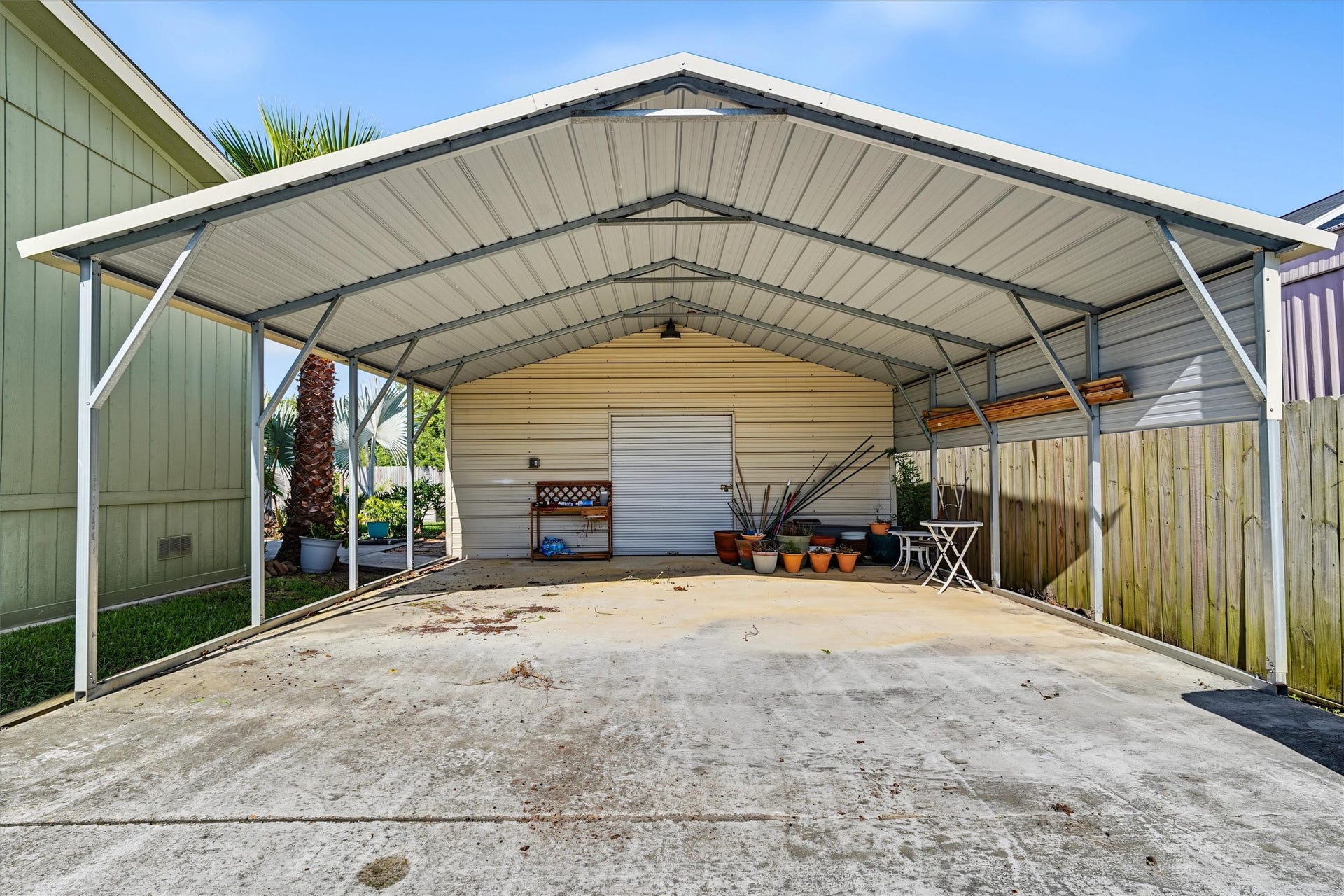 546 5th Street, Dickinson, TX 77539 Spacious Covered Carport Convenient covered parking provides plenty of room to protect vehicles from the elements while offering easy access to the home and garage