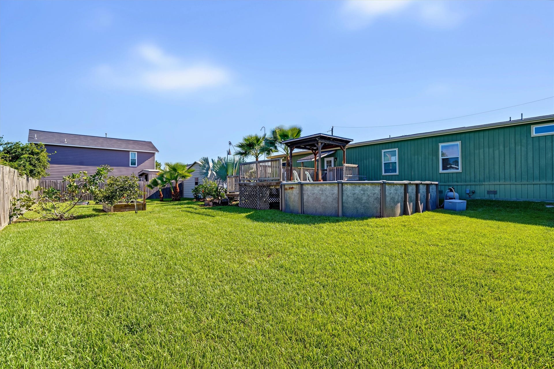 546 5th Street, Dickinson, TX 77539 Large Grassy Backyard Plenty of open space for kids to run and play, dogs to roam, and the whole family to enjoy the outdoors