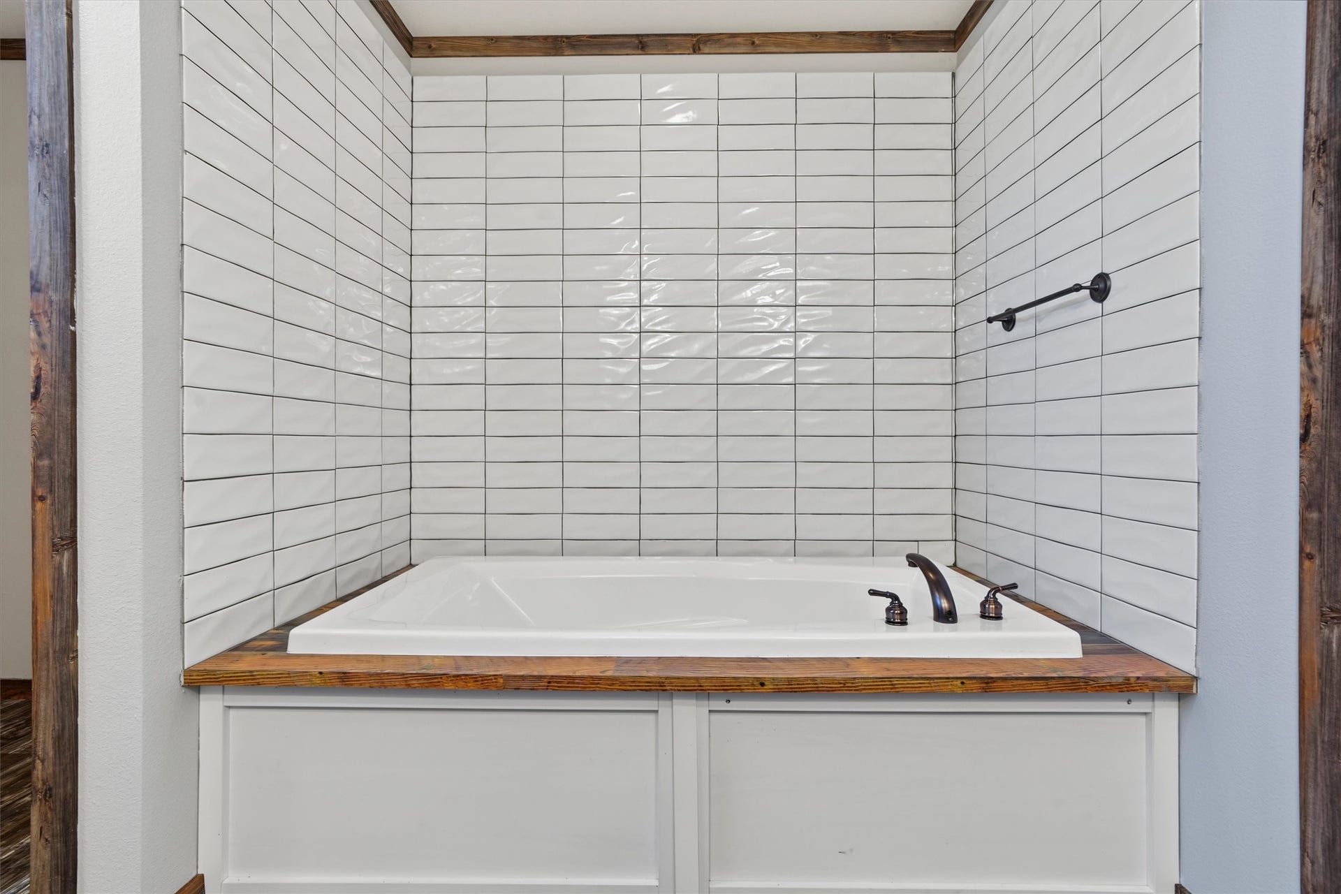546 5th Street, Dickinson, TX 77539 Relaxing Soaking Tub Unwind and soak away the day in this inviting tub, the perfect spot for a little relaxation and self-care