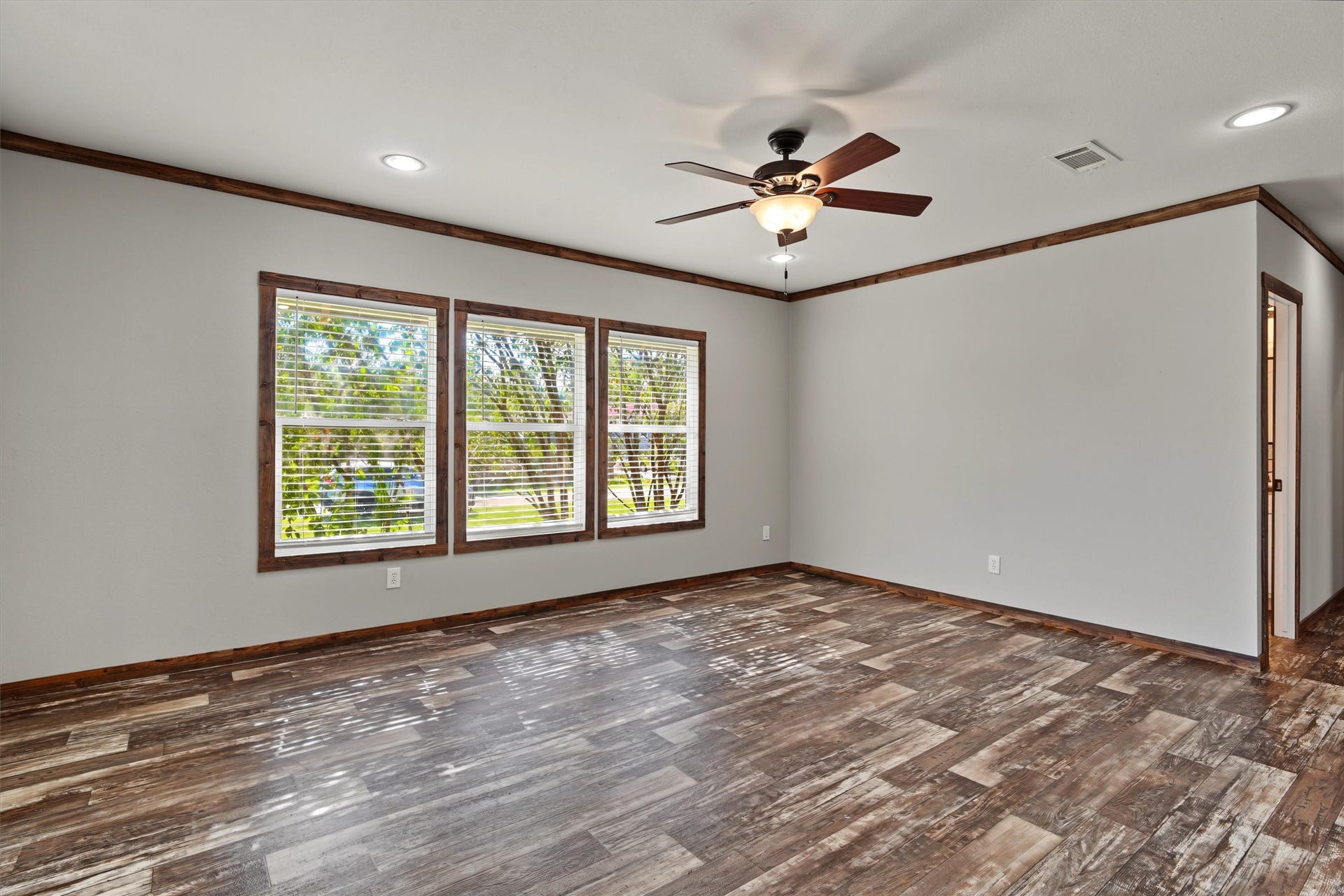 546 5th Street, Dickinson, TX 77539 Spacious Open-Concept Living Area A bright, oversized living space filled with natural light and designed for effortless everyday living, entertaining, and gathering with family and friends