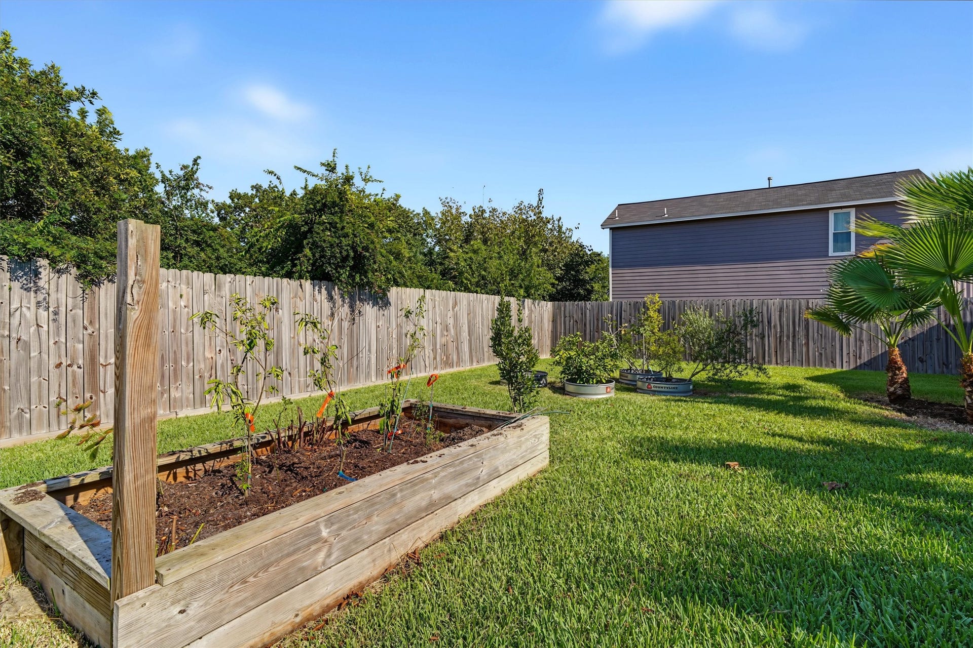 546 5th Street, Dickinson, TX 77539 Ready for Your Garden! Want to grow your own herbs, vegetables, or flowers? This raised garden planter is the perfect spot to create your own backyard garden and enjoy fresh homegrown goodness.
