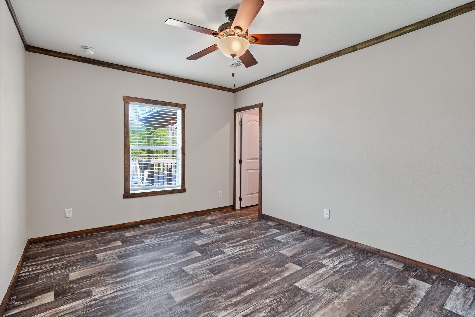 546 5th Street, Dickinson, TX 77539 Spacious Bedroom with Walk-In Closet A generously sized bedroom offering plenty of room for comfortable furnishings, natural light, and the convenience of a large walk-in closet for exceptional storage.
