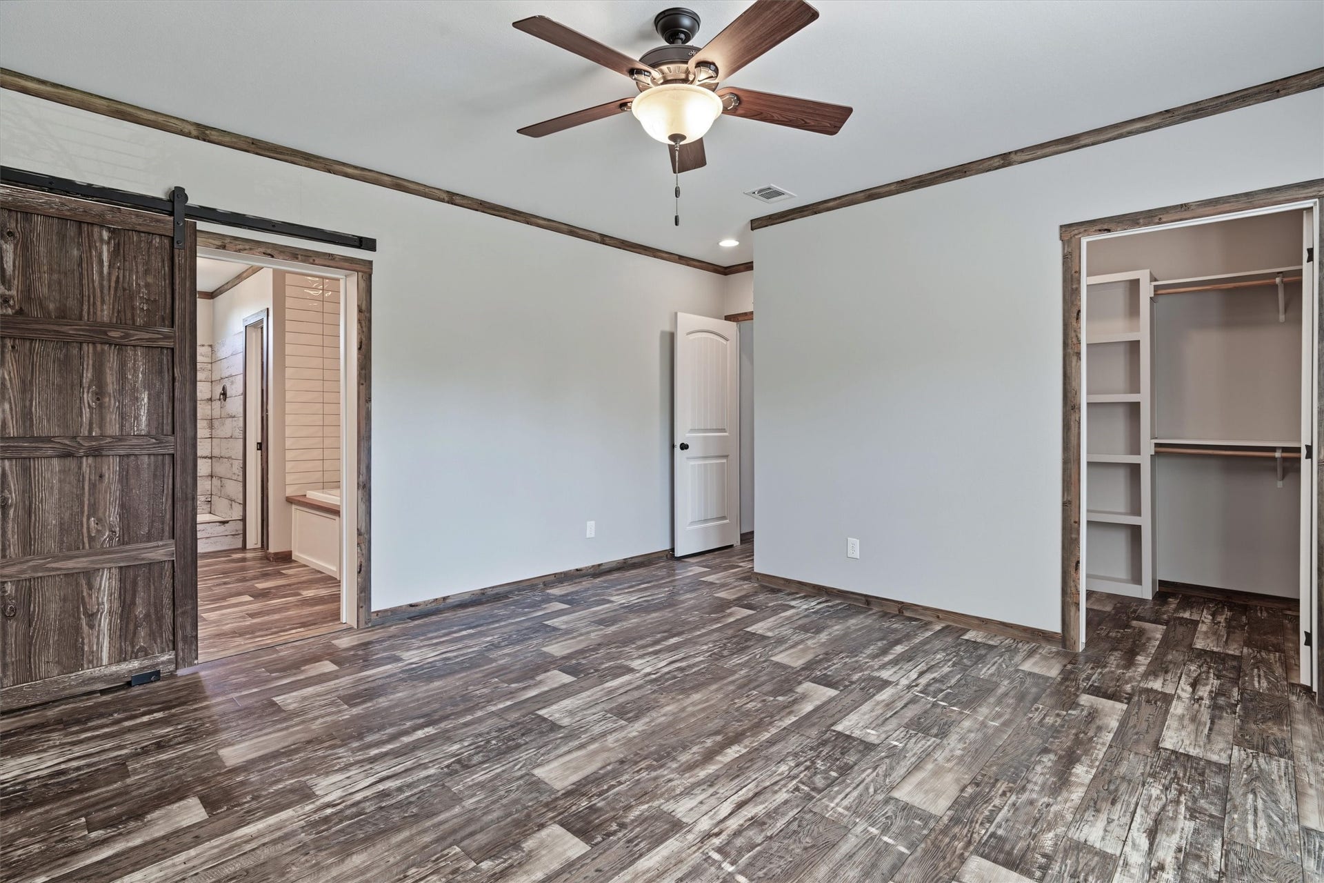 546 5th Street, Dickinson, TX 77539 Spacious Primary Suite Generously sized walk-in closet and a large ensuite bathroom create a comfortable and private primary retreat with plenty of space and convenience