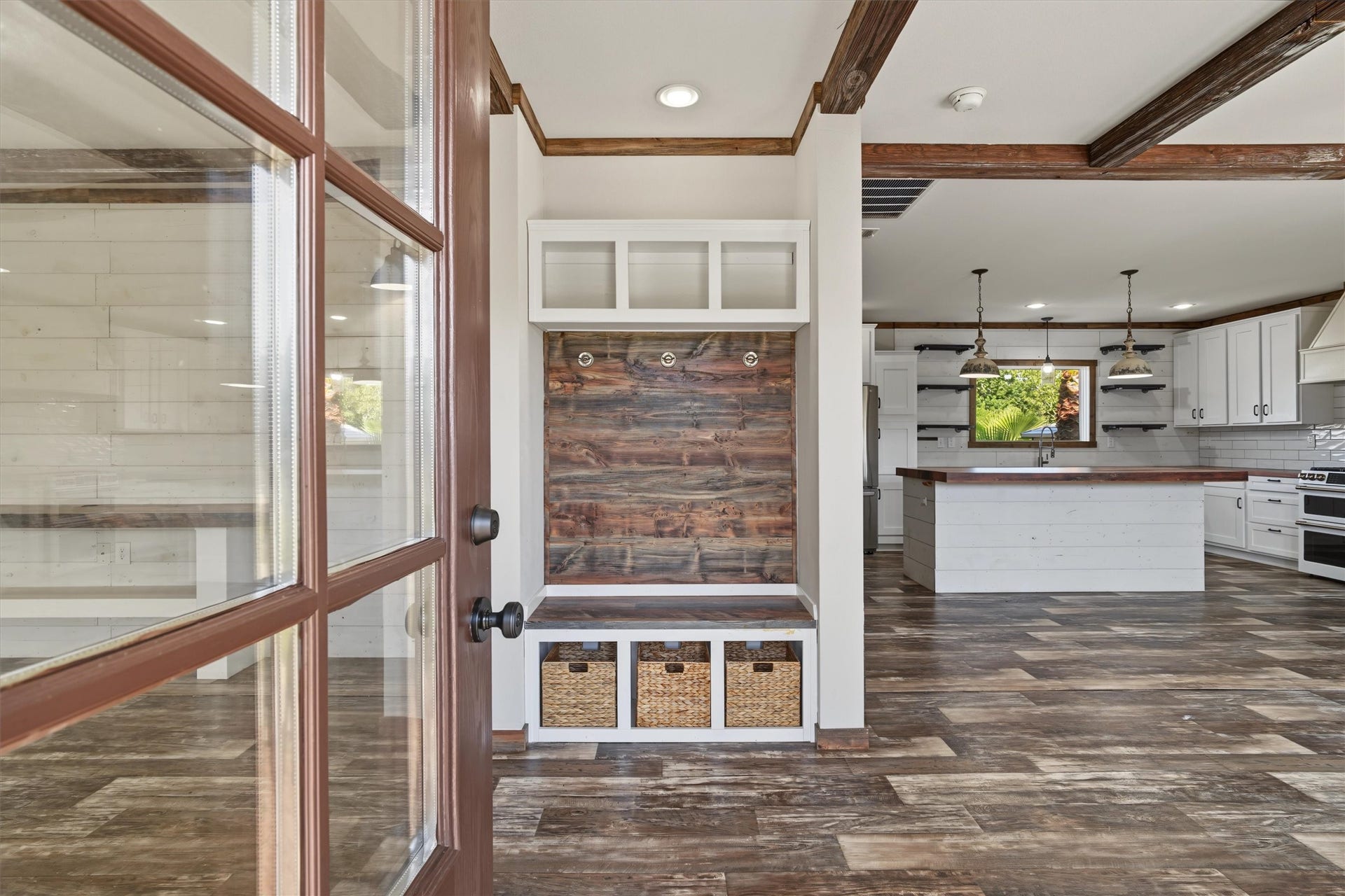 546 5th Street, Dickinson, TX 77539 Welcoming Entry & Family Drop Zone Step inside to a thoughtfully designed storage area perfect for organizing kids backpacks, sports gear, shoes, and everyday essentials