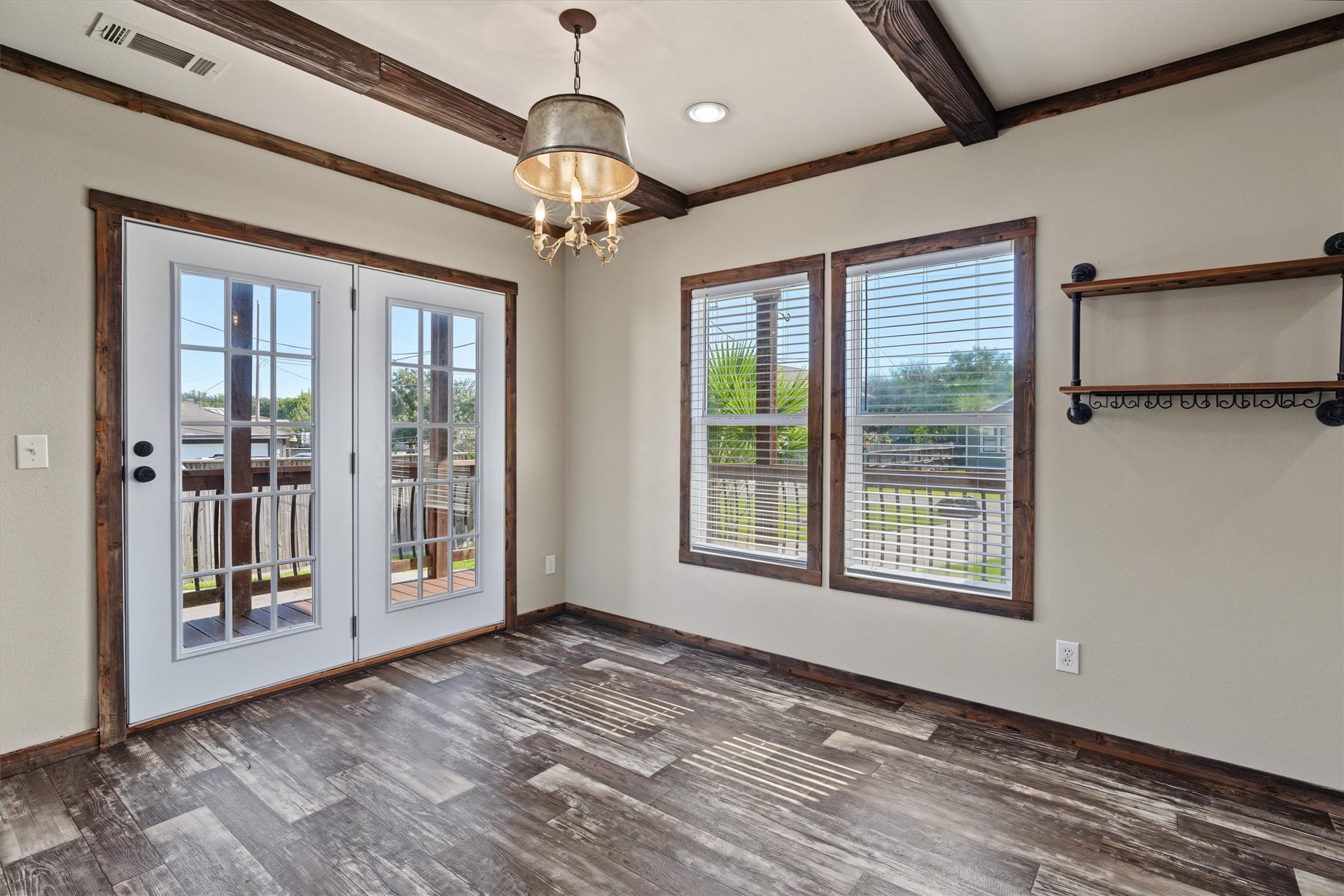 546 5th Street, Dickinson, TX 77539 Bright Corner Dining Room A spacious corner dining area filled with natural light, offering plenty of room for family meals, holiday gatherings, and entertaining