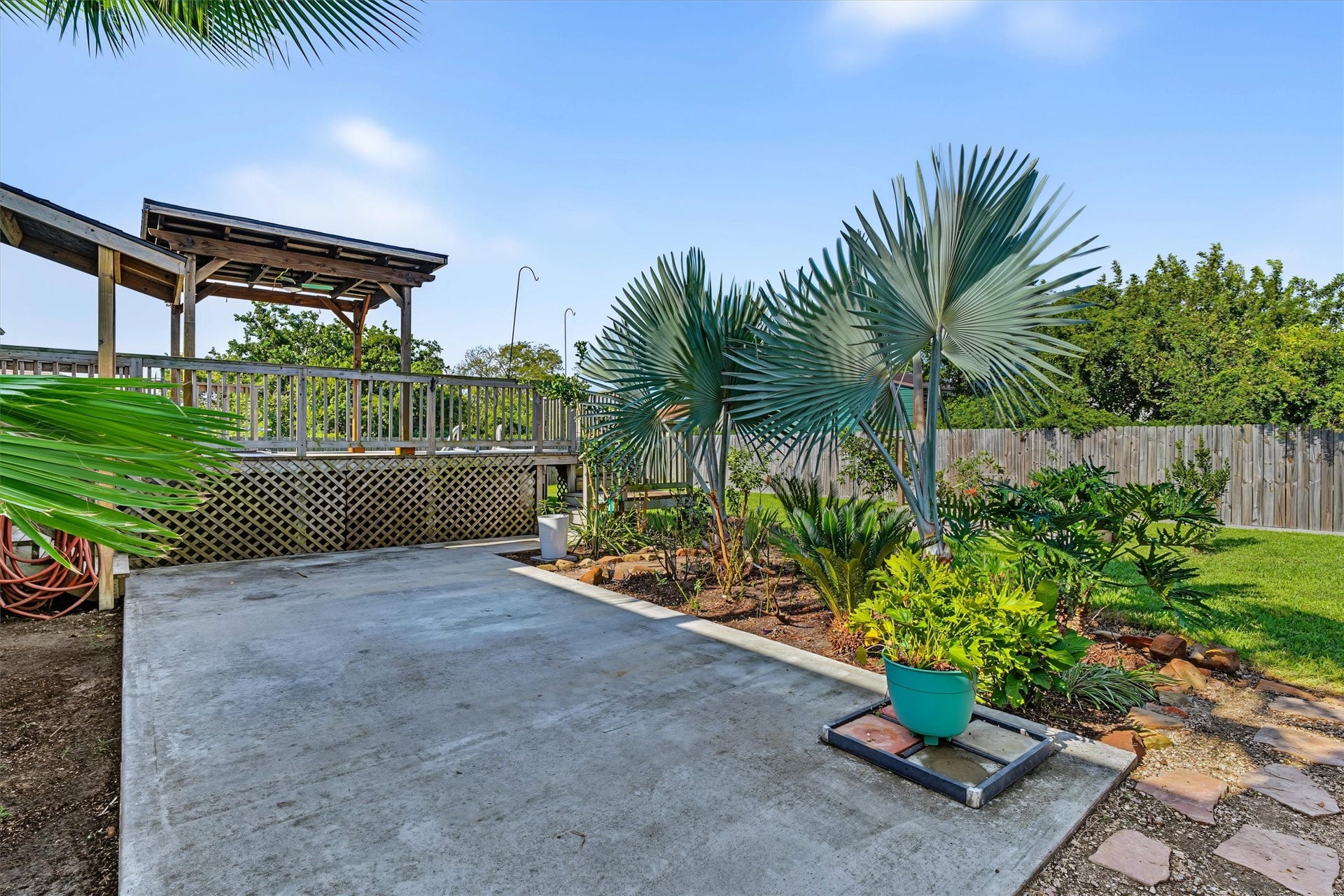 546 5th Street, Dickinson, TX 77539 Beautifully Landscaped Backyard Oasis A beautifully landscaped backyard retreat with a spacious patio thats perfect for outdoor dinners, entertaining guests, and enjoying relaxing evenings outdoors