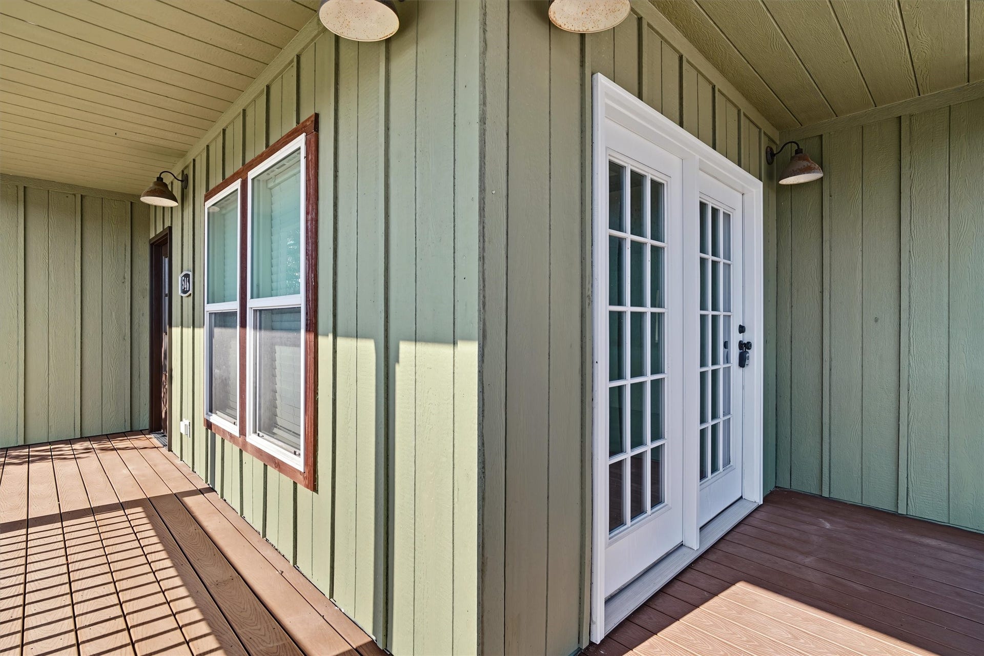 546 5th Street, Dickinson, TX 77539 The side door enters into the dining area of the home