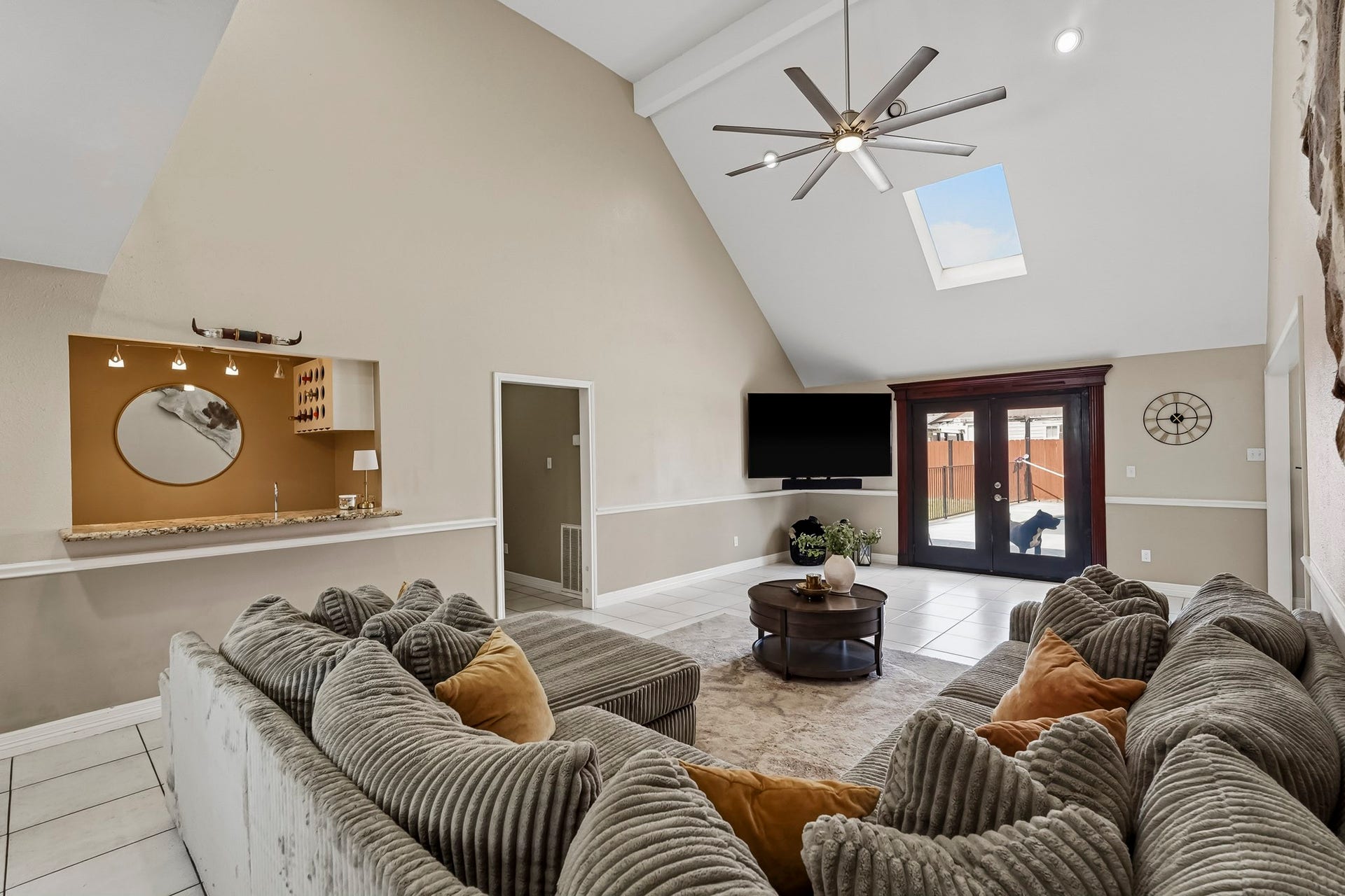 1207 9th Street, Galena Park, TX 77547 Living area featuring a wet bar area.
