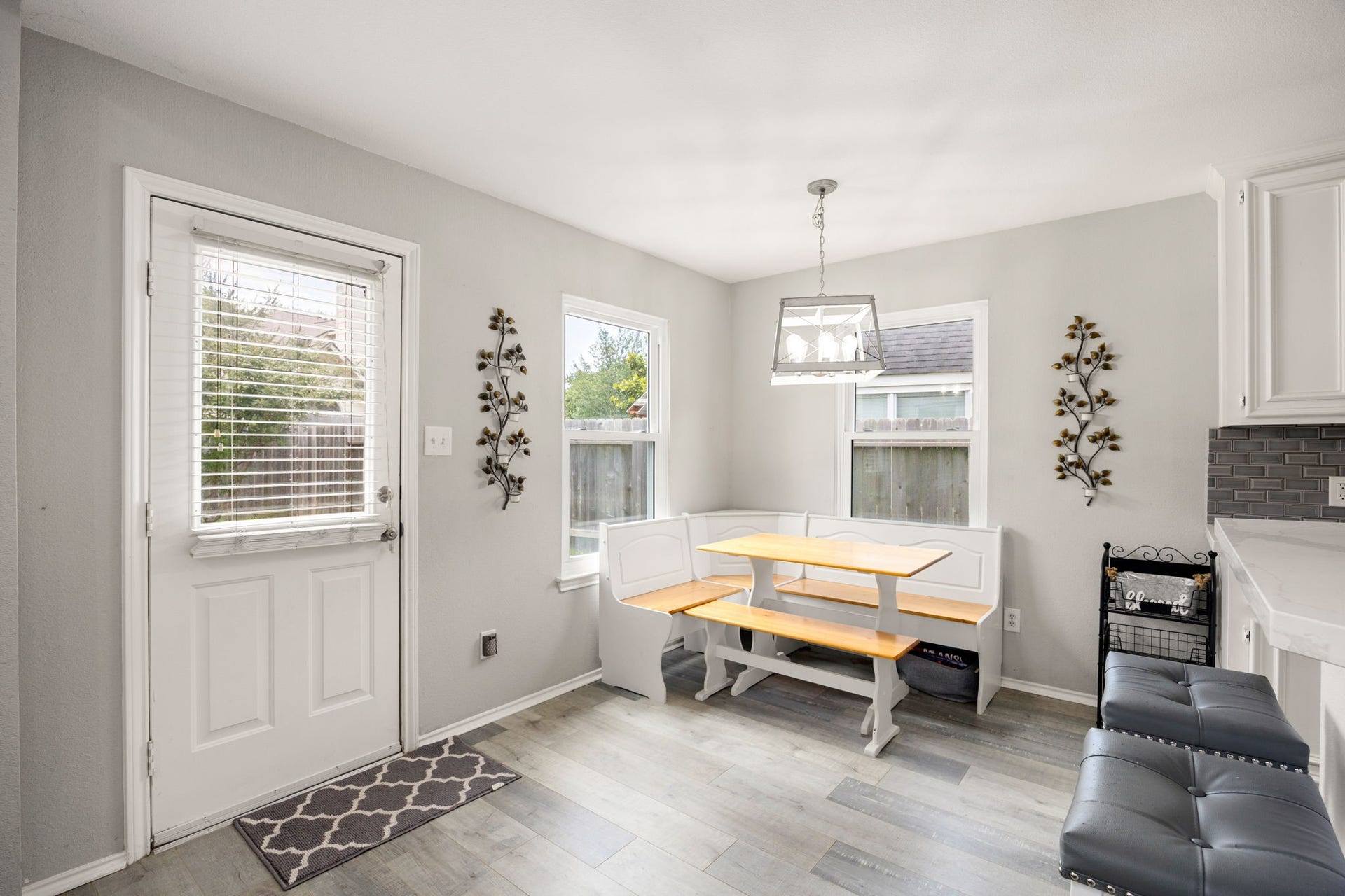 3915 Eastland Lake Drive, Richmond, TX 77406 Situated near the back entry door, the comfortable breakfast room features bench seating under double-hung windows.