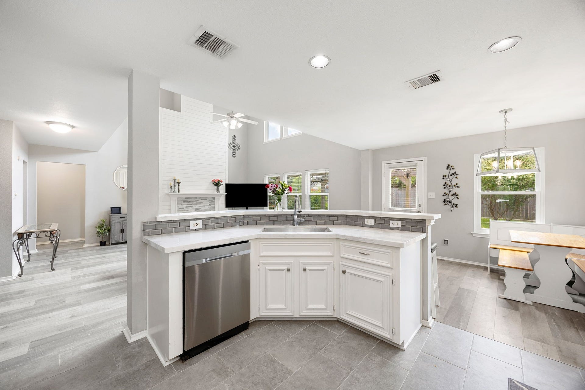 3915 Eastland Lake Drive, Richmond, TX 77406 Positioned with a view toward the main living areas, the preparation island provides excellent functionality for everyday tasks.