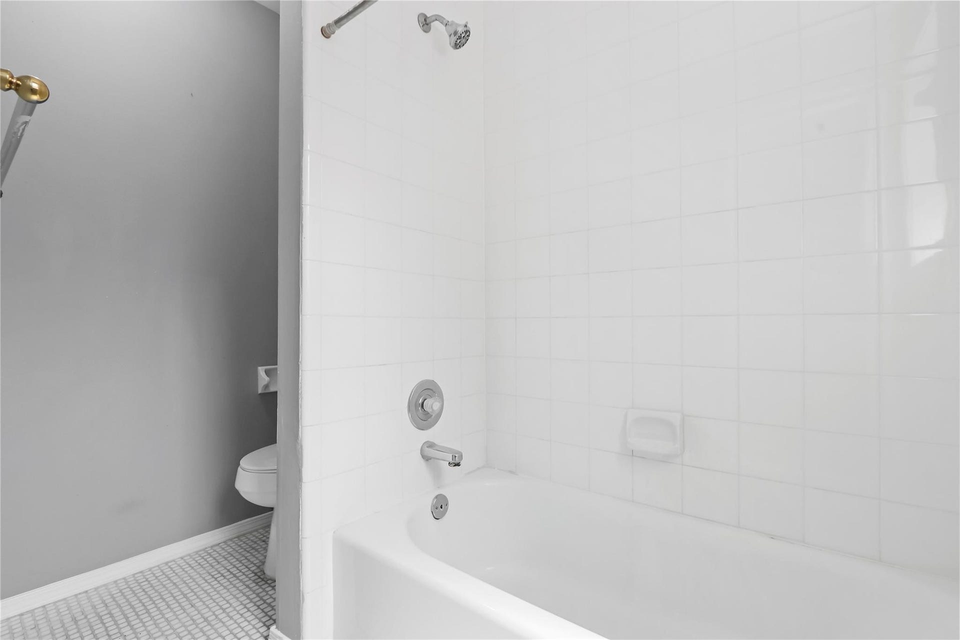 Shared bathroom for secondary bedrooms. Feauturing a shower/tub combo.