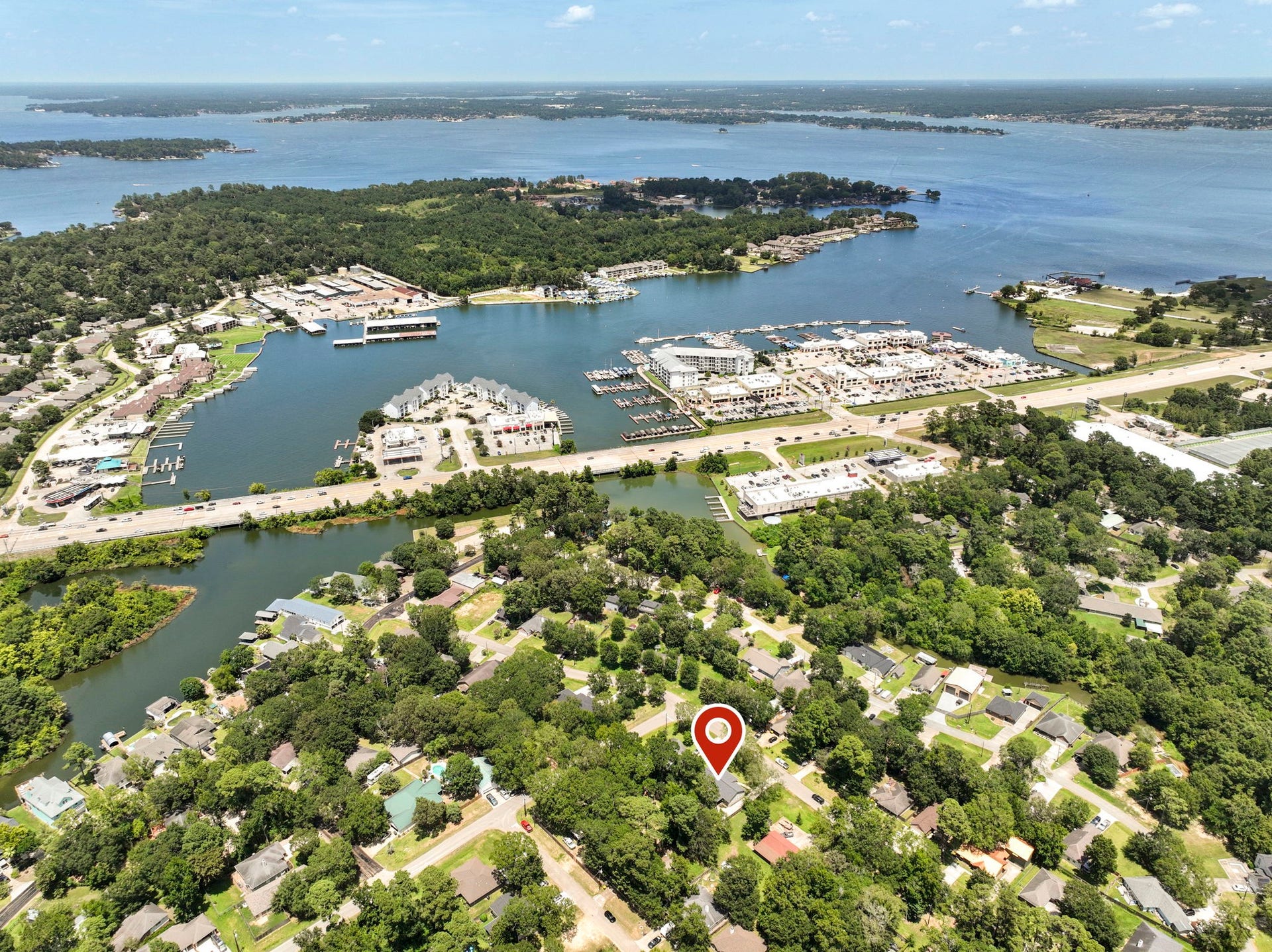 Ideally situated just a few blocks away from Lake Conroe, this home offers easy access to waterfront dining, shopping, marinas, and endless outdoor recreation.