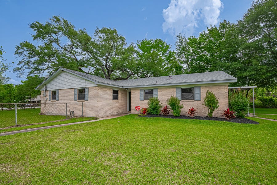 Property photo for 111 N 11th Street, Highlands, TX