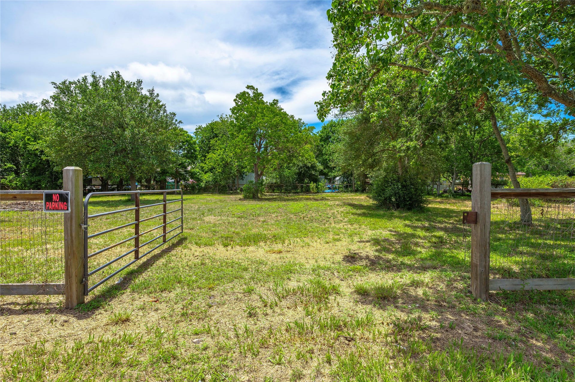 410 7th Street, San Leon, TX 77539 Gated access and perimeter fenced.