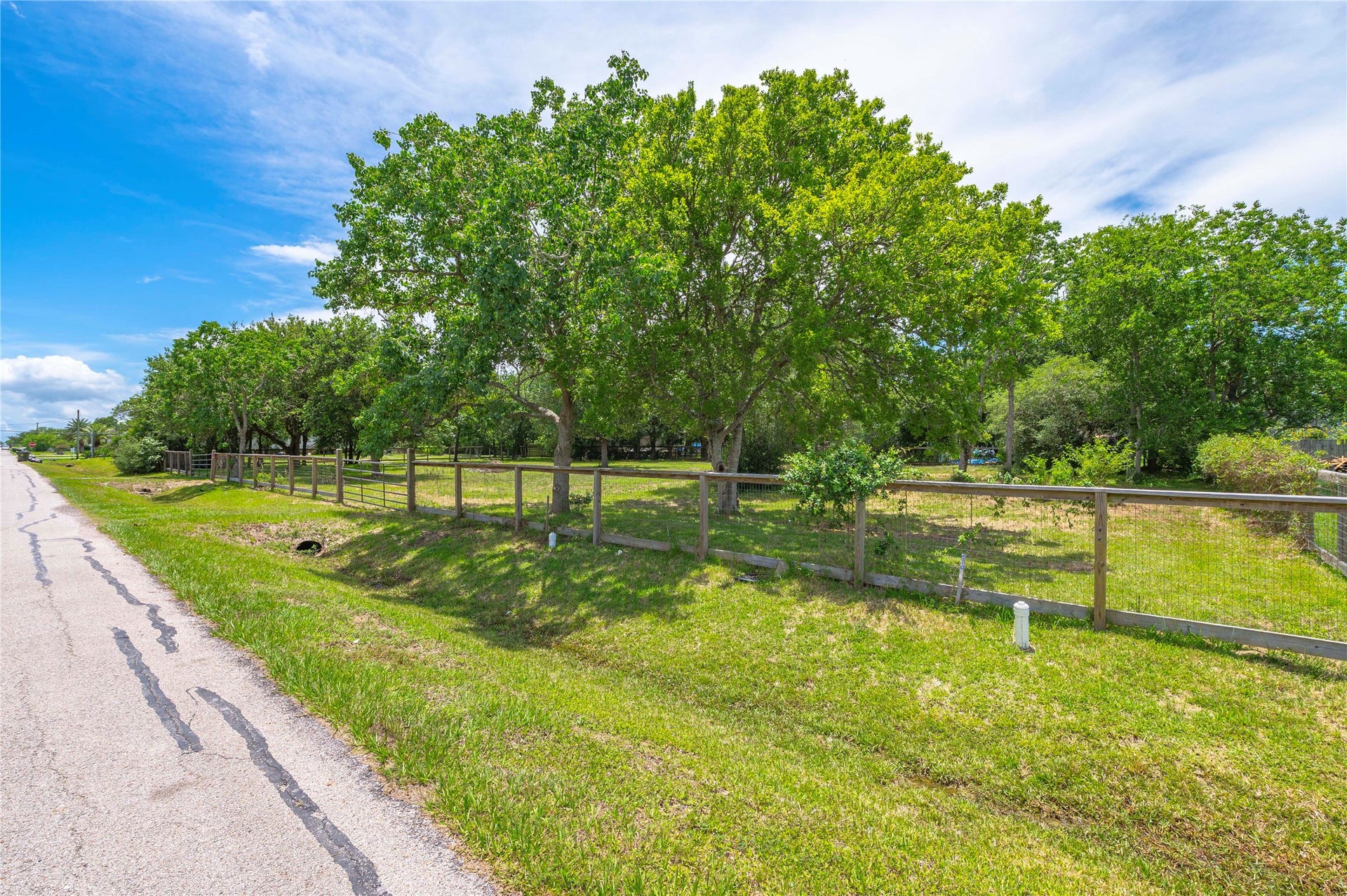 410 7th Street, San Leon, TX 77539 Parcels 410 & 412 with water taps.