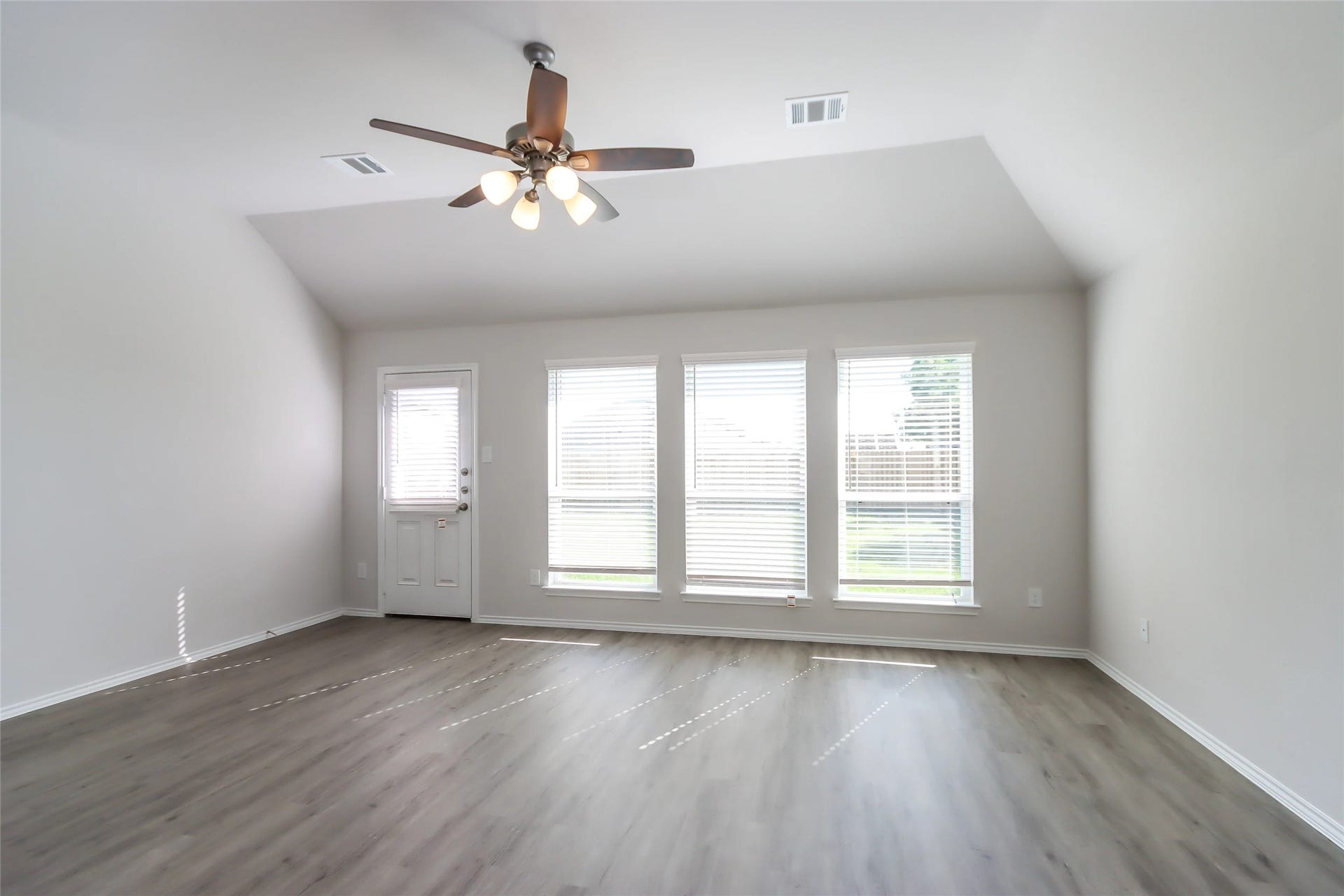 21602 Lexor Drive, Porter, TX 77365 Photos may be representative of the floor plan and not the exact home. Finishes, layout, and features of the actual property for lease may vary.