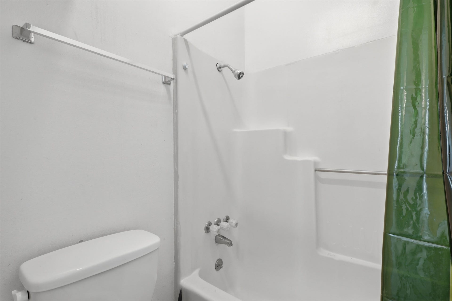 Clean, crisp full bathroom featuring an easy-care tub and shower surround, ideal for quick daily routines.