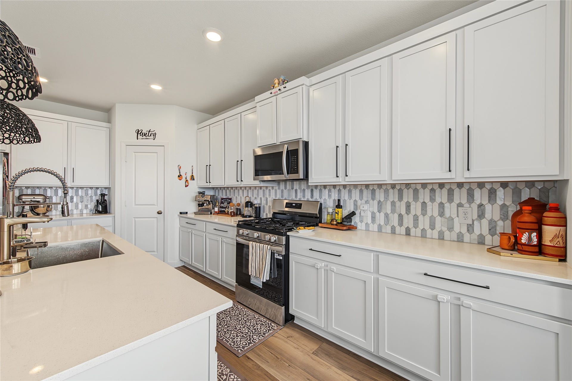 5343 Pompano Loop, Baytown, TX 77521 Main house kitchen