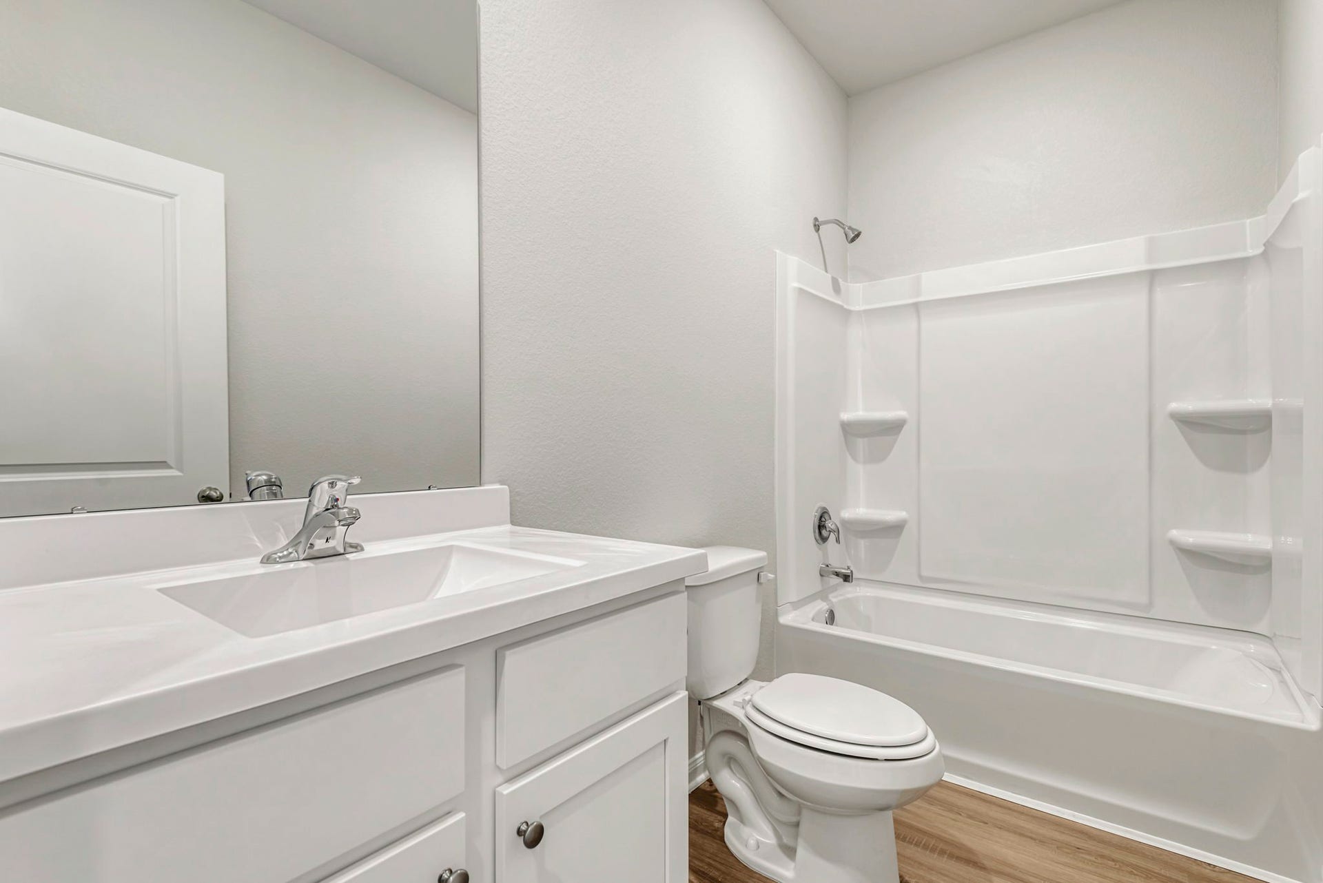 6419 Winter Elm Street, Houston, TX 77048 The secondary bathroom is conveniently located centrally in the home.