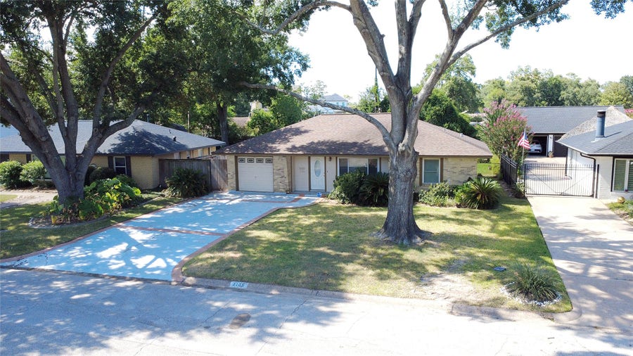 Property photo for 2106 Woodcrest Drive, Houston, TX