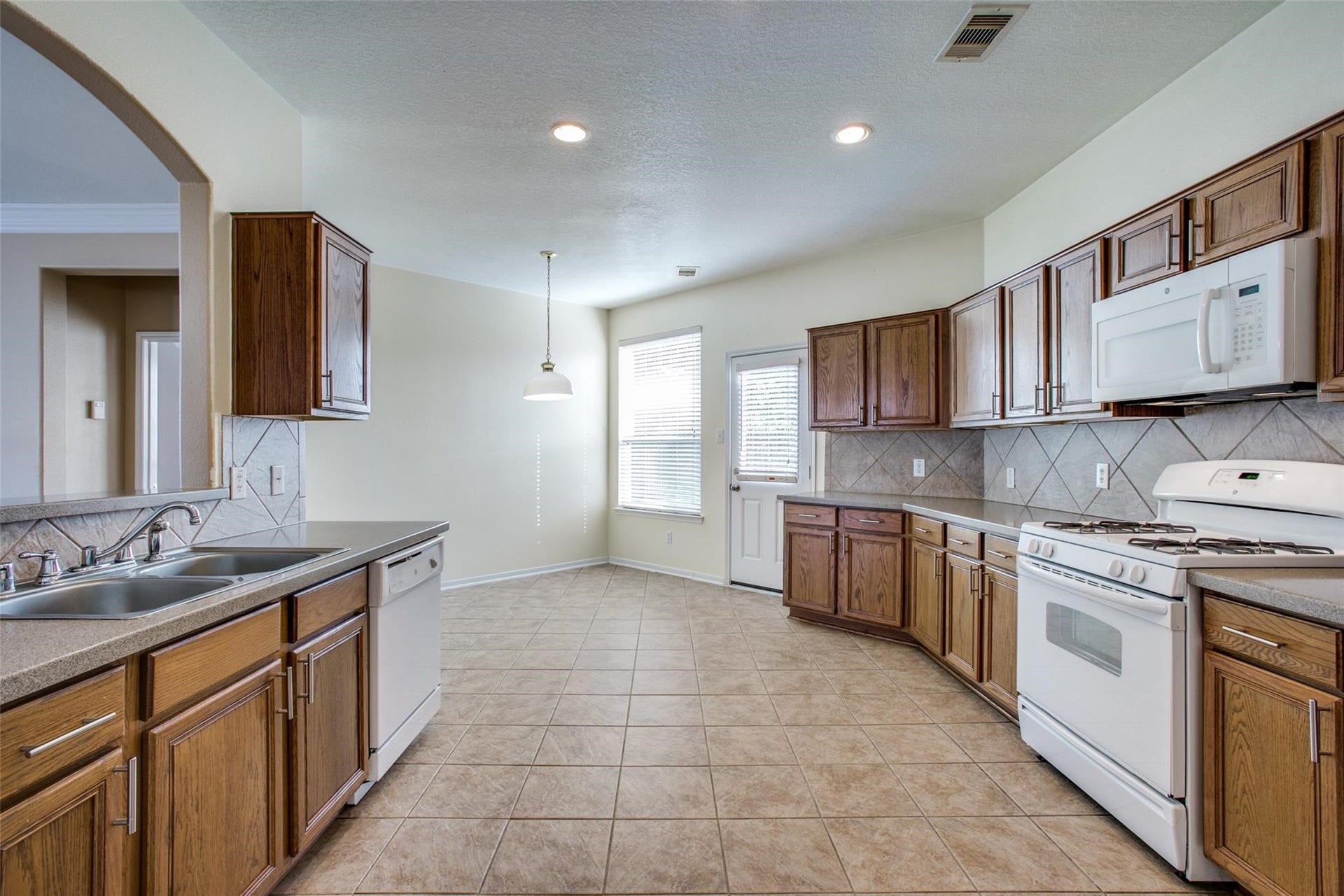 9907 Valance Way, Conroe, TX 77385 Spacious kitchen