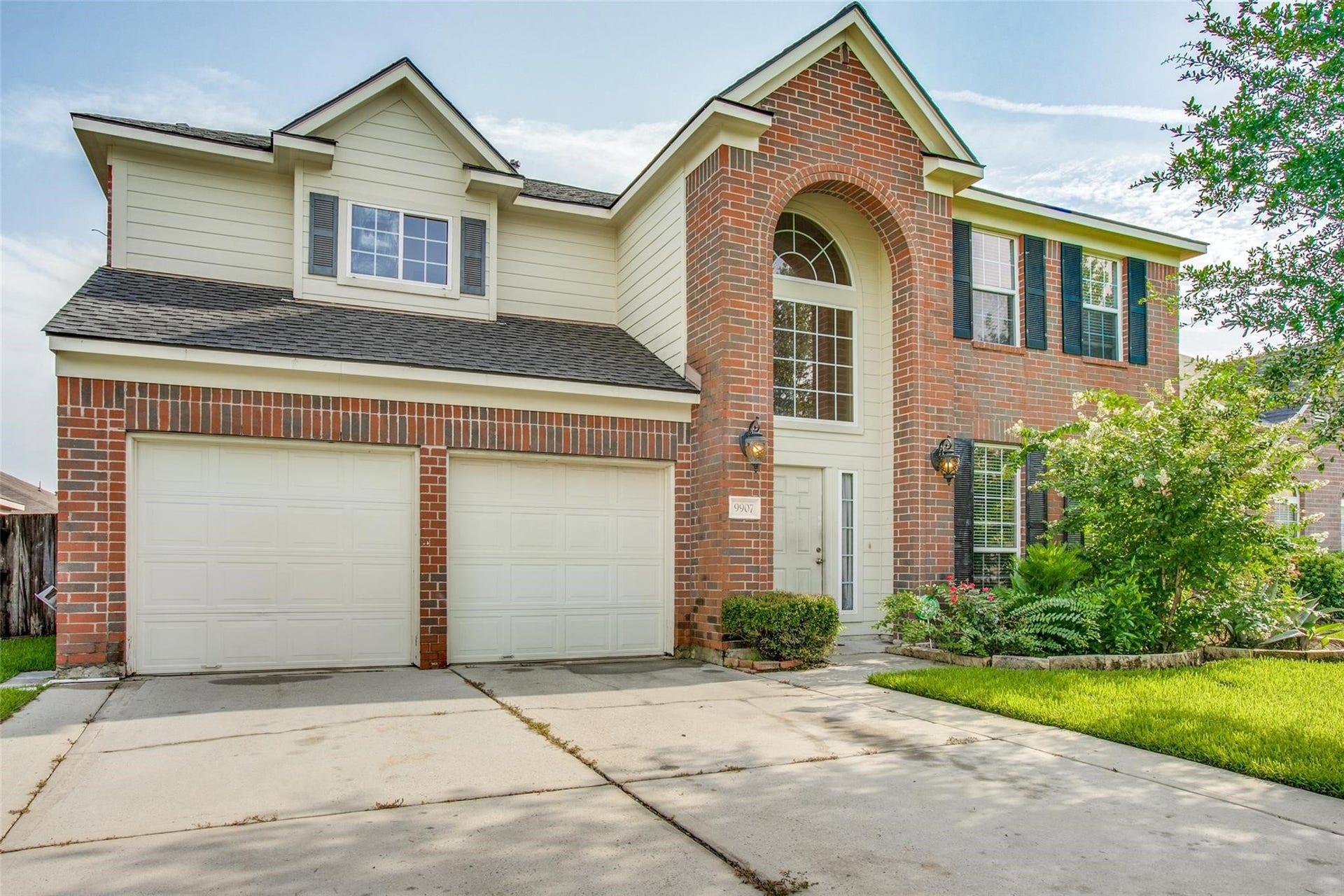 9907 Valance Way, Conroe, TX 77385 Welcome home to 9907 Valance Way
