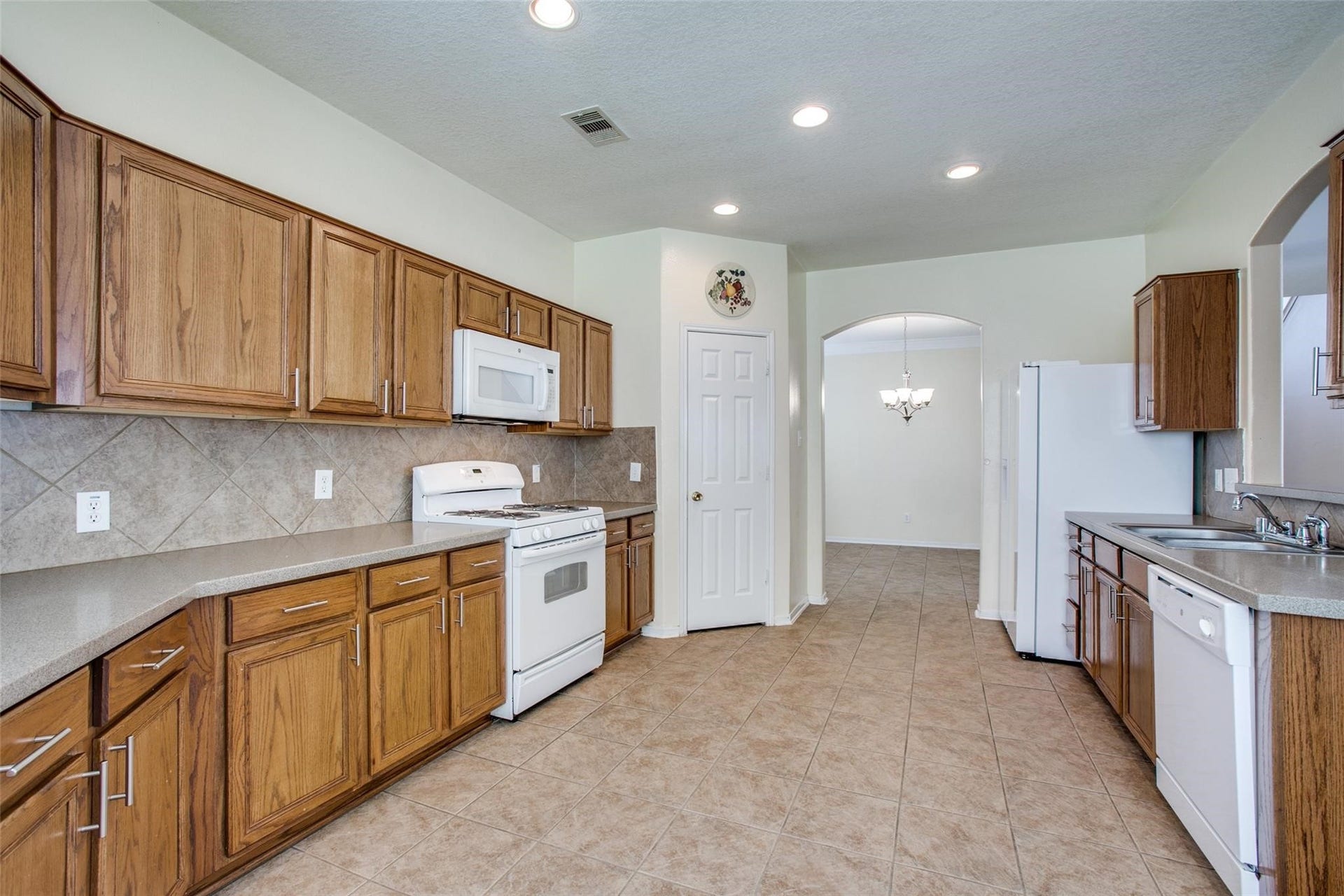9907 Valance Way, Conroe, TX 77385 Plenty of cabinet and countertop space for storage and cooking