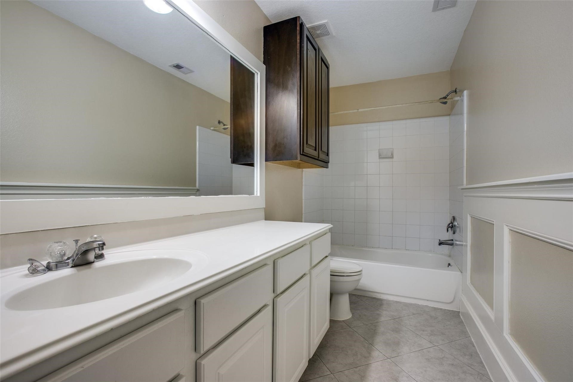 9907 Valance Way, Conroe, TX 77385 Spacious secondary bathrooom with full tub/shower combo upstairs