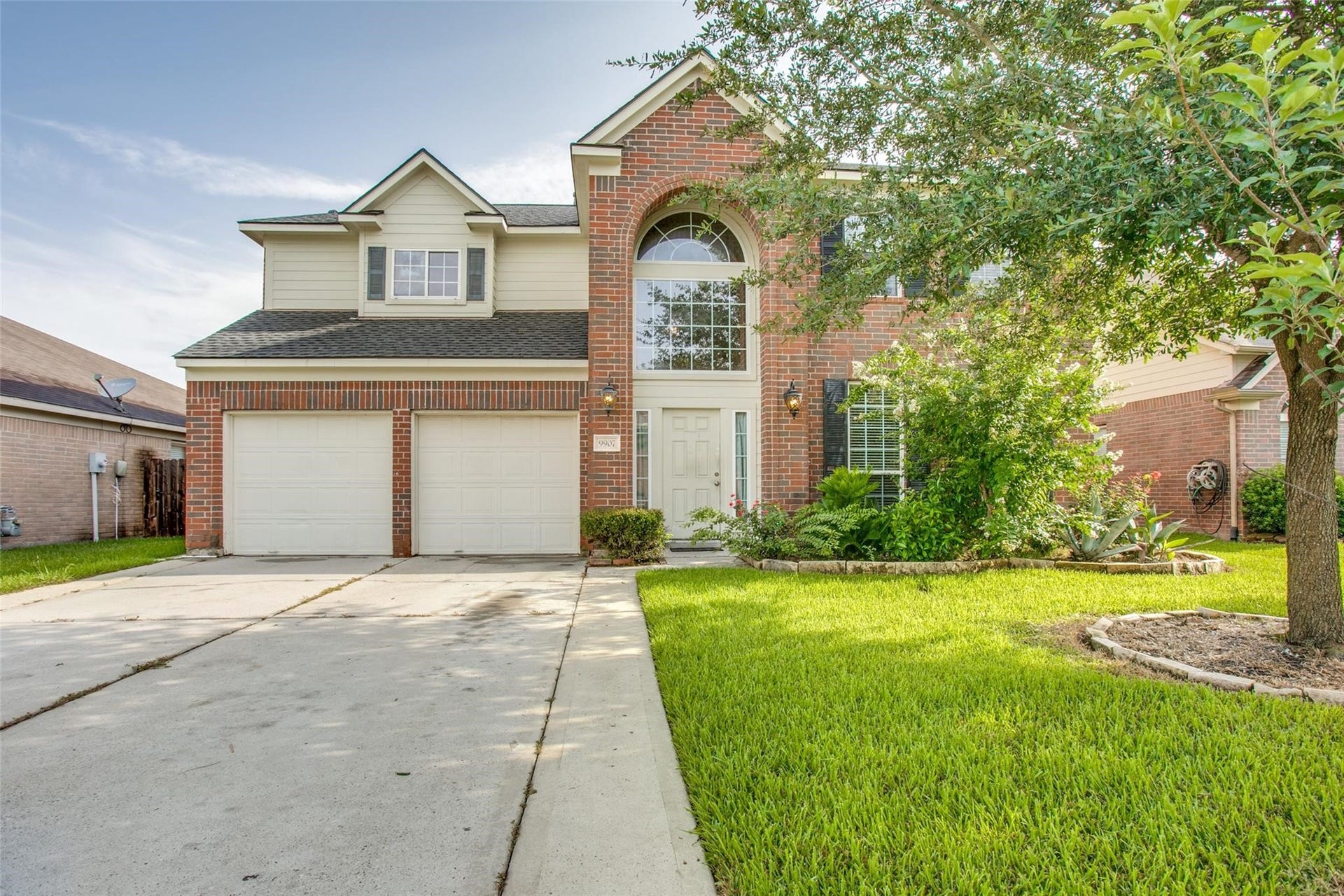 9907 Valance Way, Conroe, TX 77385 Lovely spacious front yard and driveway parking space!