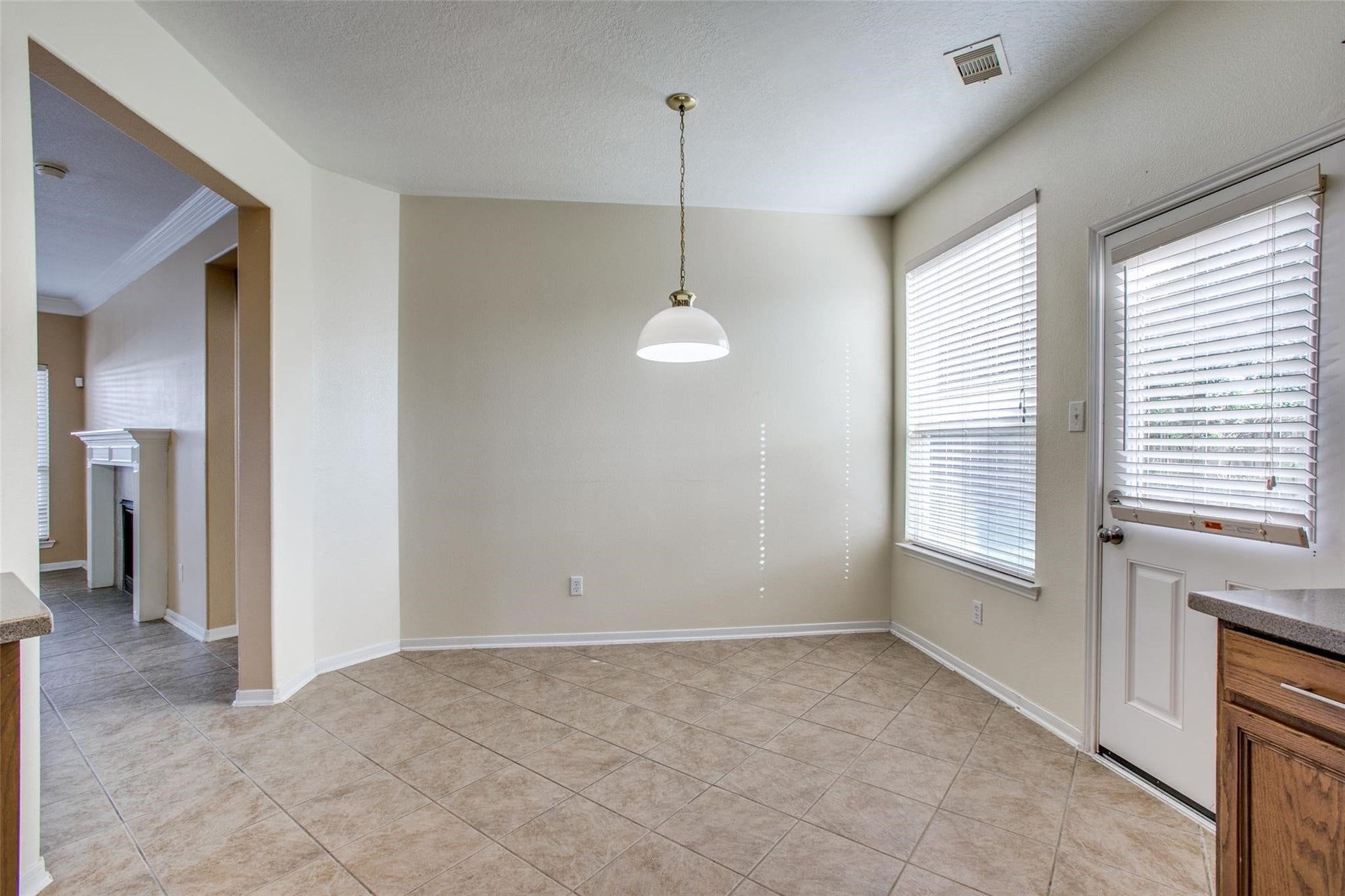 9907 Valance Way, Conroe, TX 77385 View from kitchen to breakfast nook