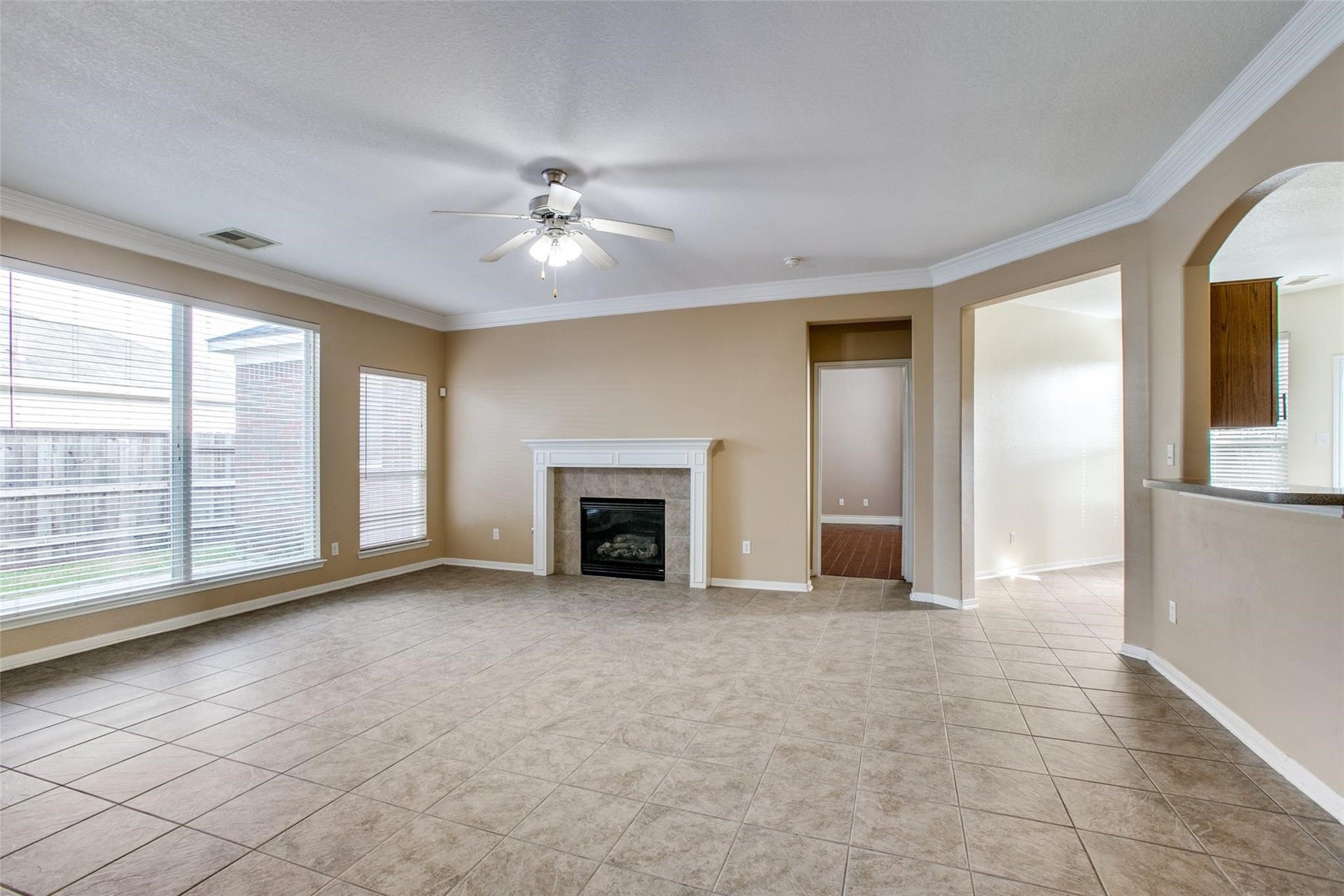 9907 Valance Way, Conroe, TX 77385 Spacious living room!